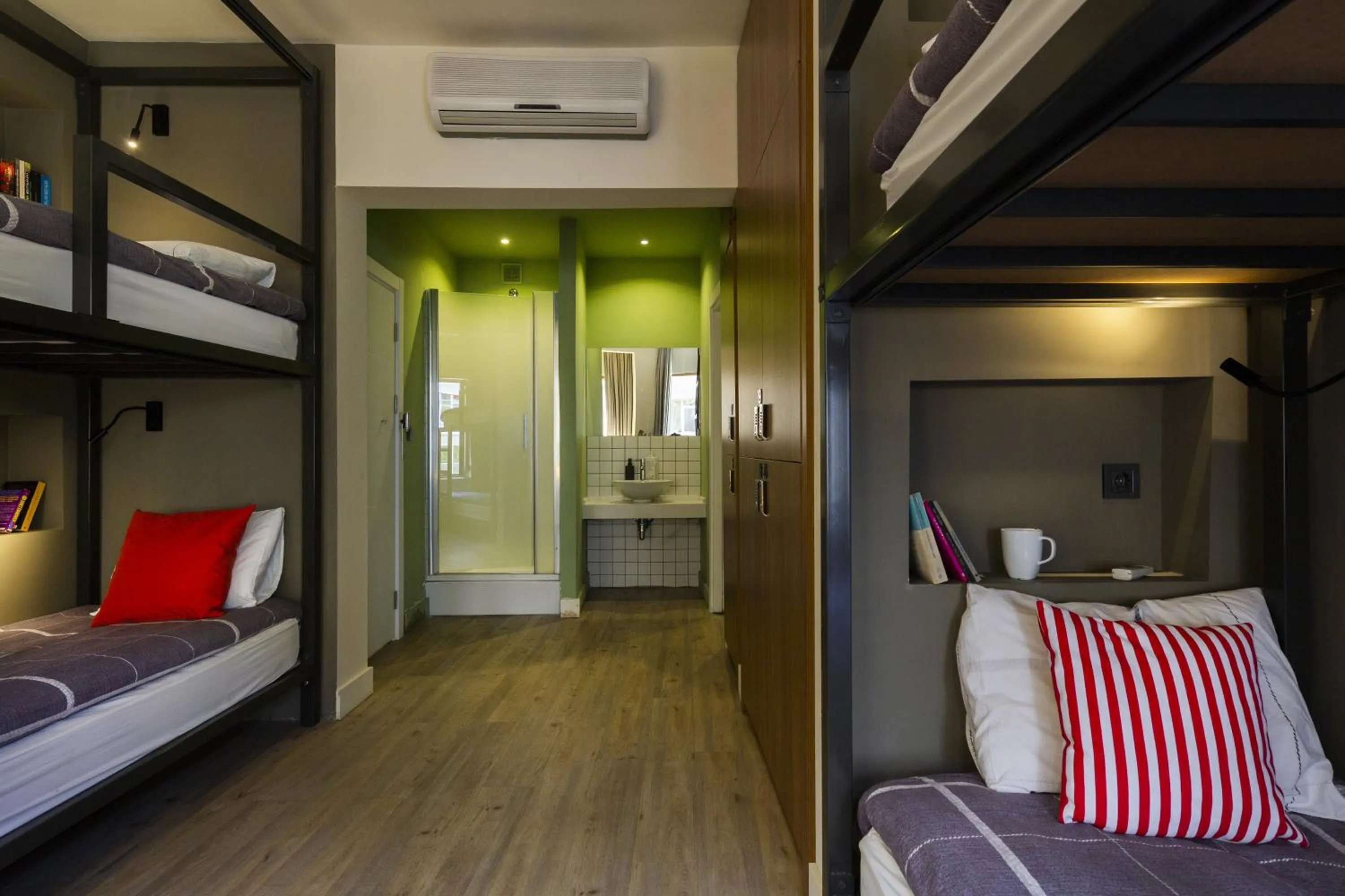 Shower, Bunk Bed in Moda Drei