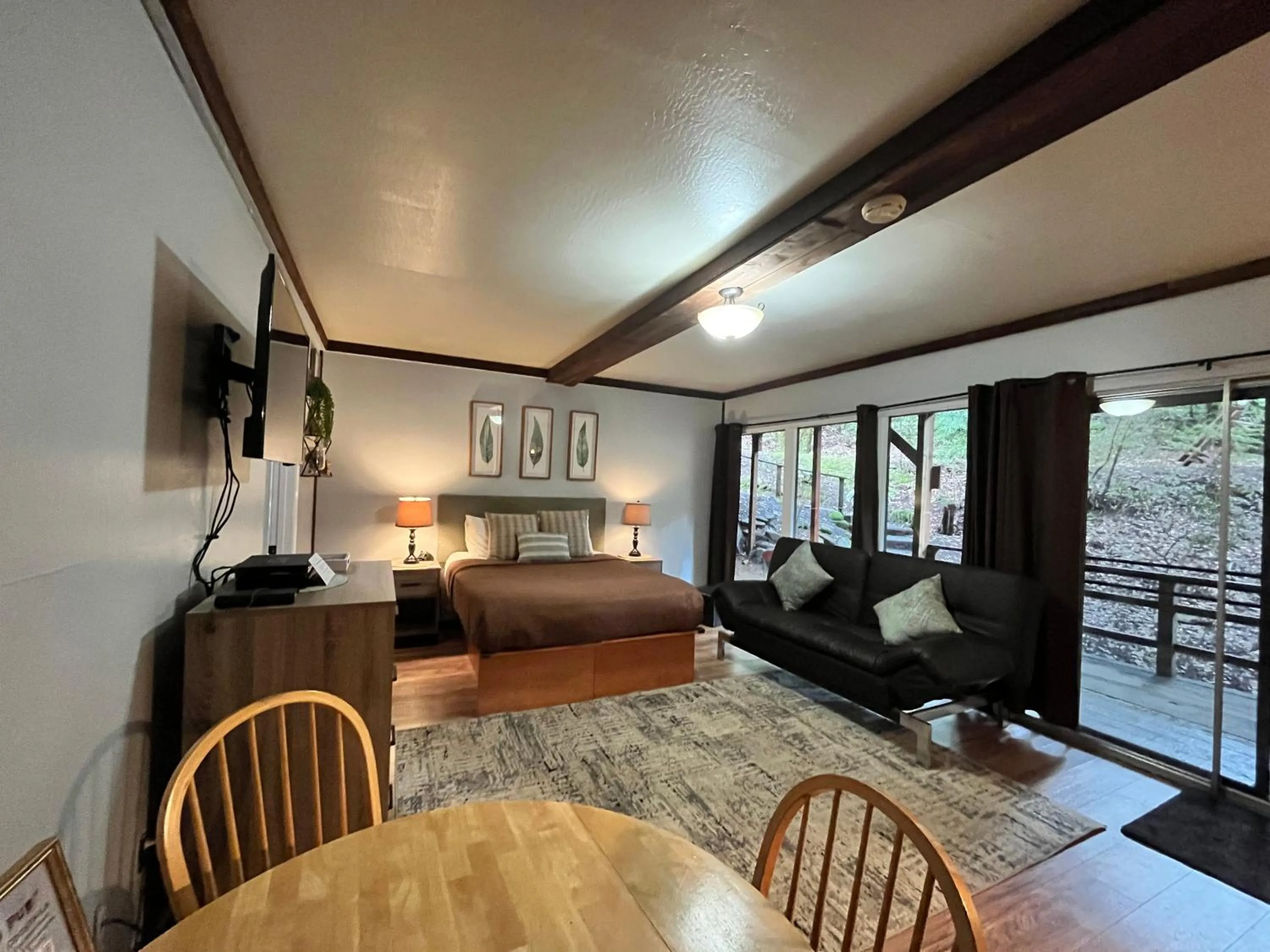 Photo of the whole room in Redwoods River Resort & Campground