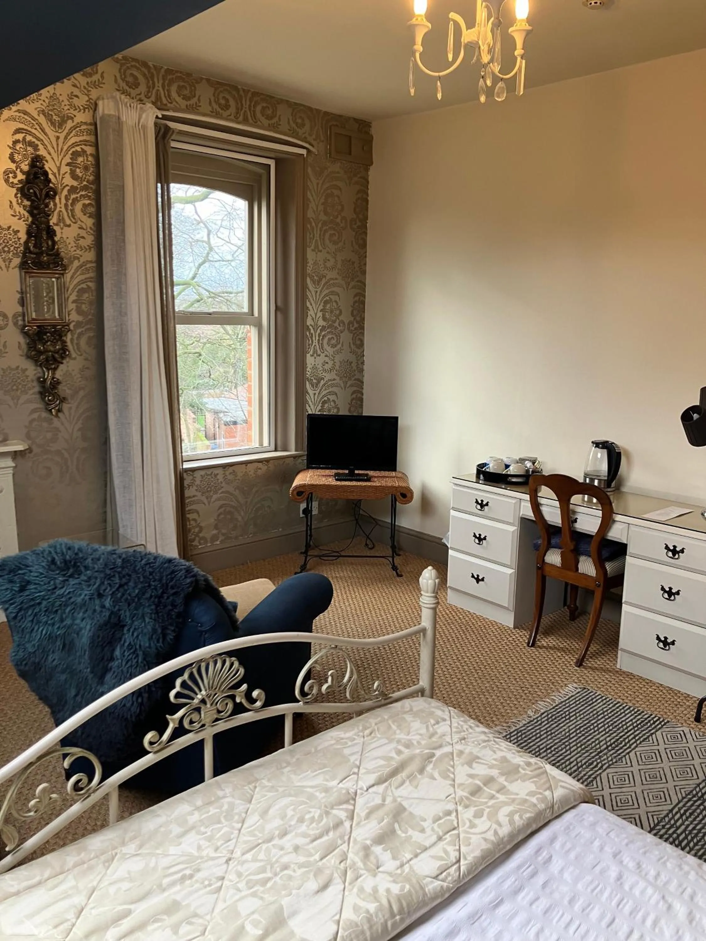 Bathroom, Bed in OYO Cornerstone Manor Hotel