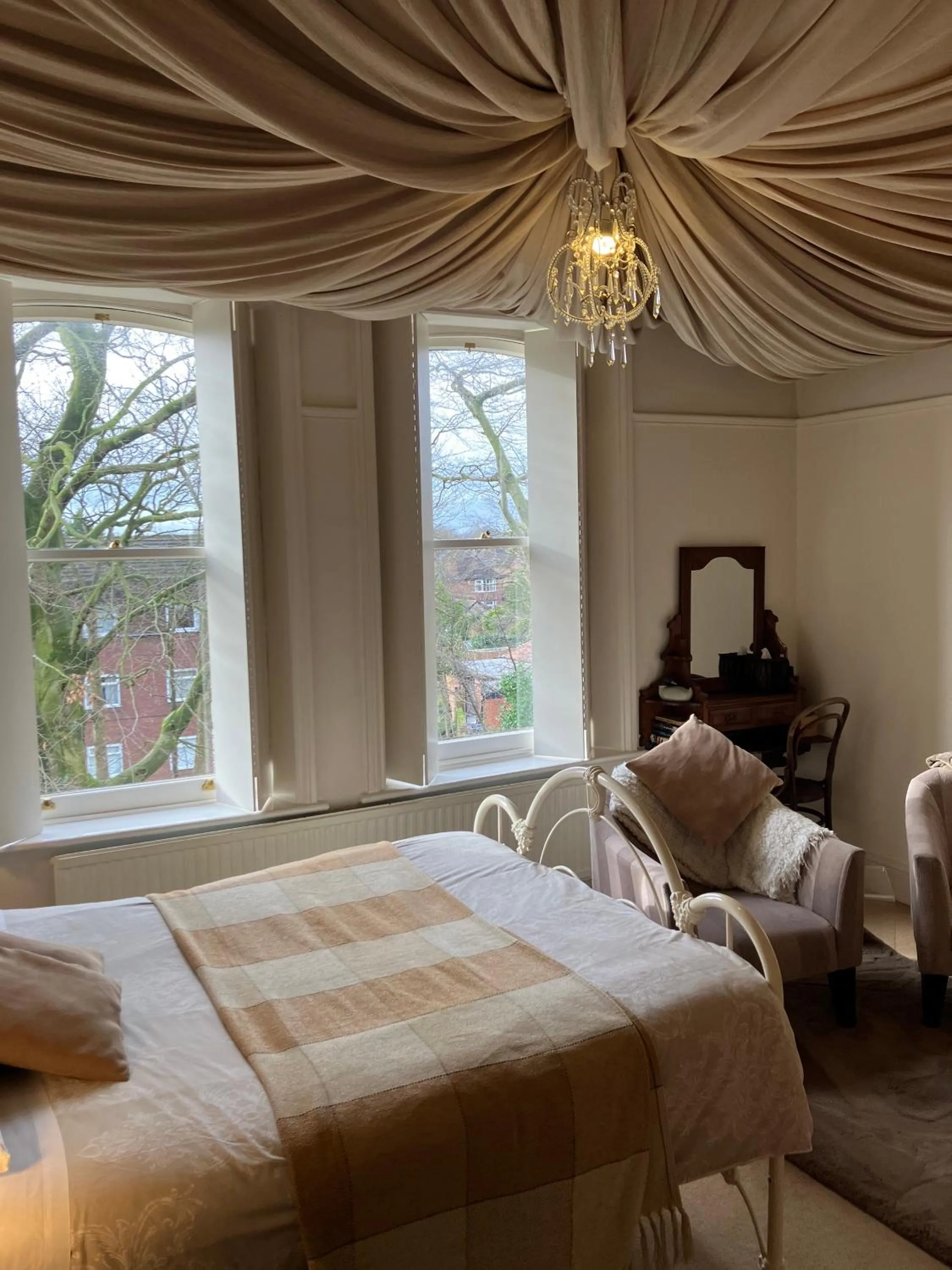 Shower, Bed in OYO Cornerstone Manor Hotel