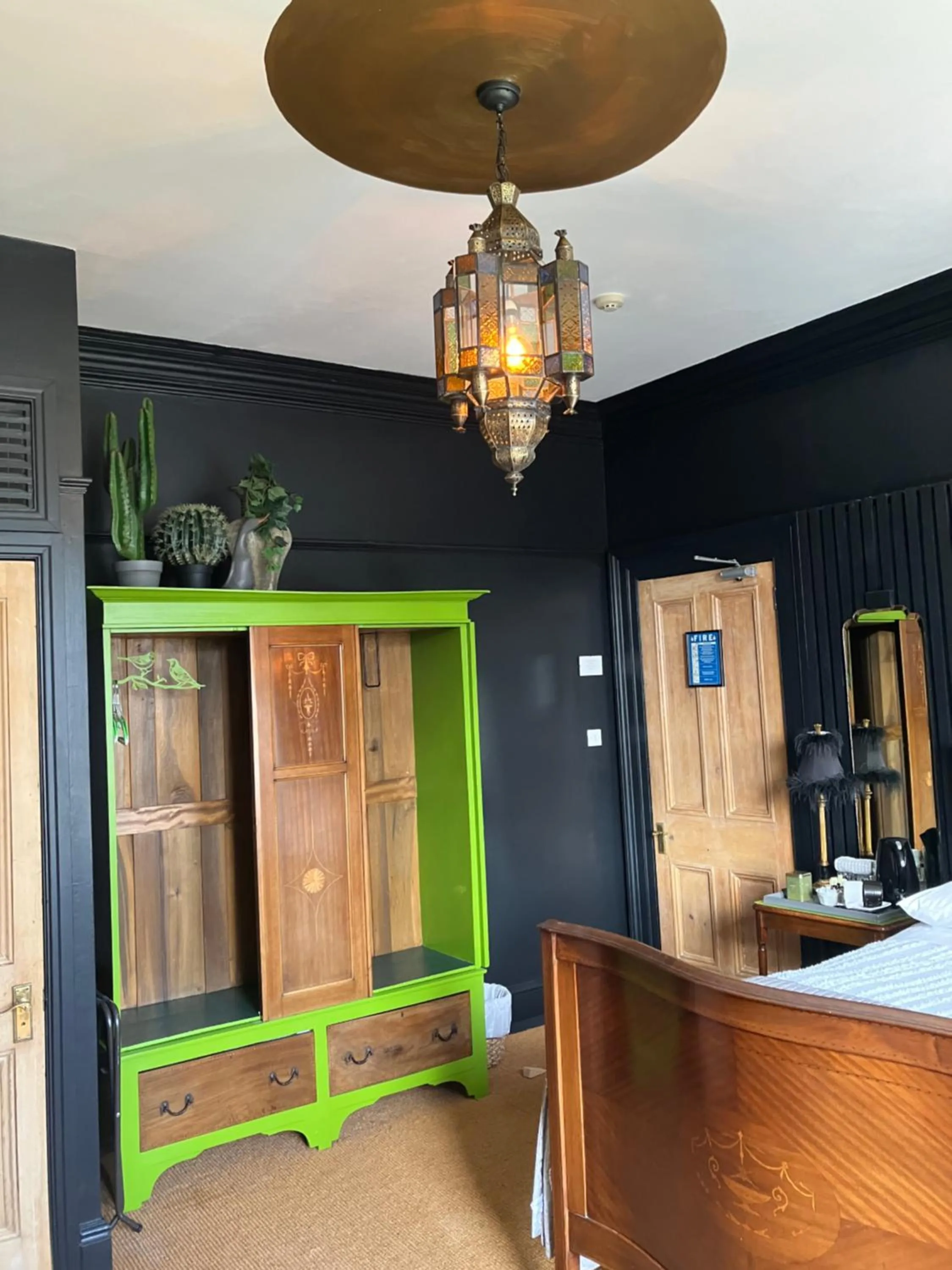 Shower in OYO Cornerstone Manor Hotel