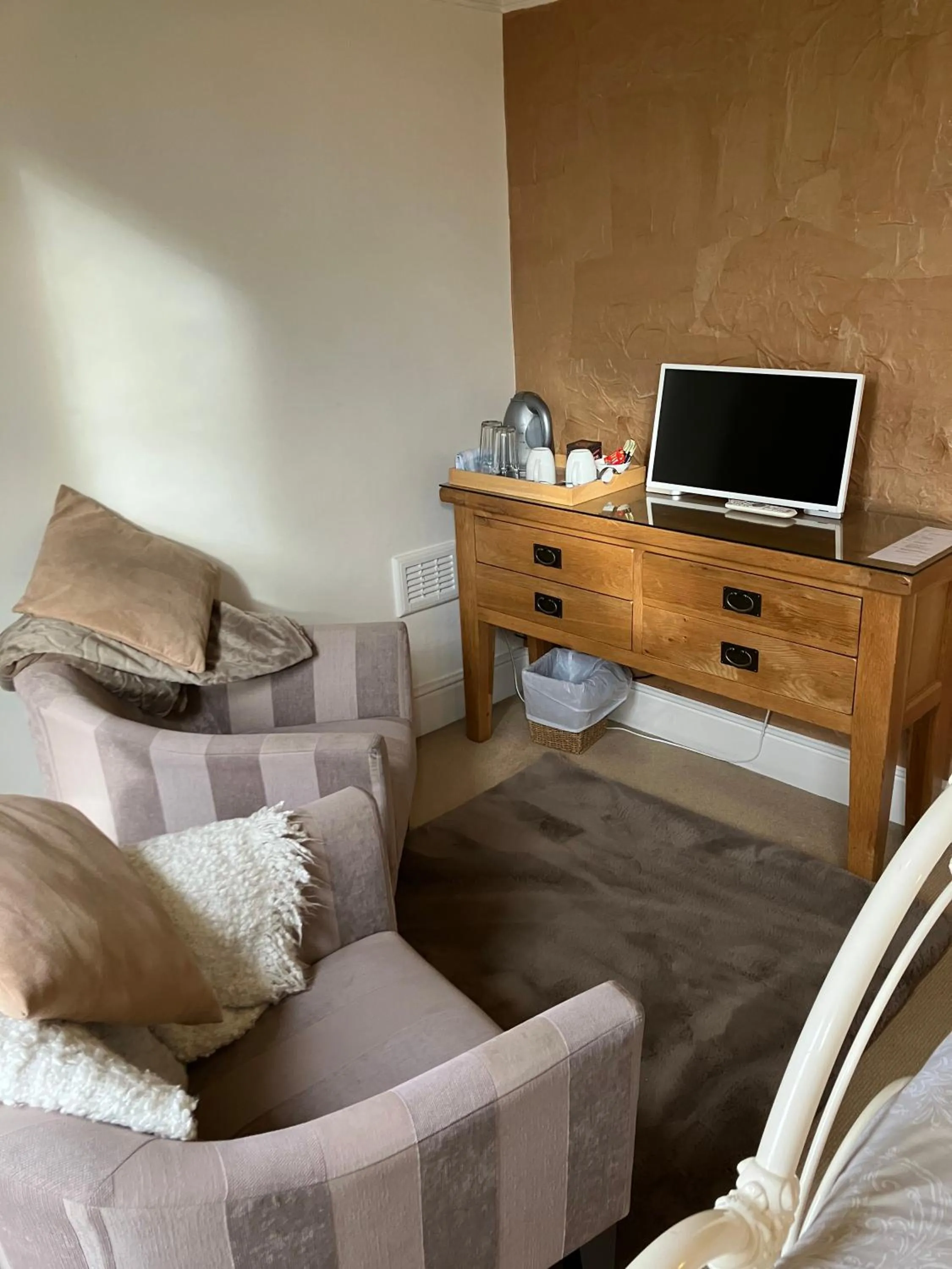 Shower in OYO Cornerstone Manor Hotel