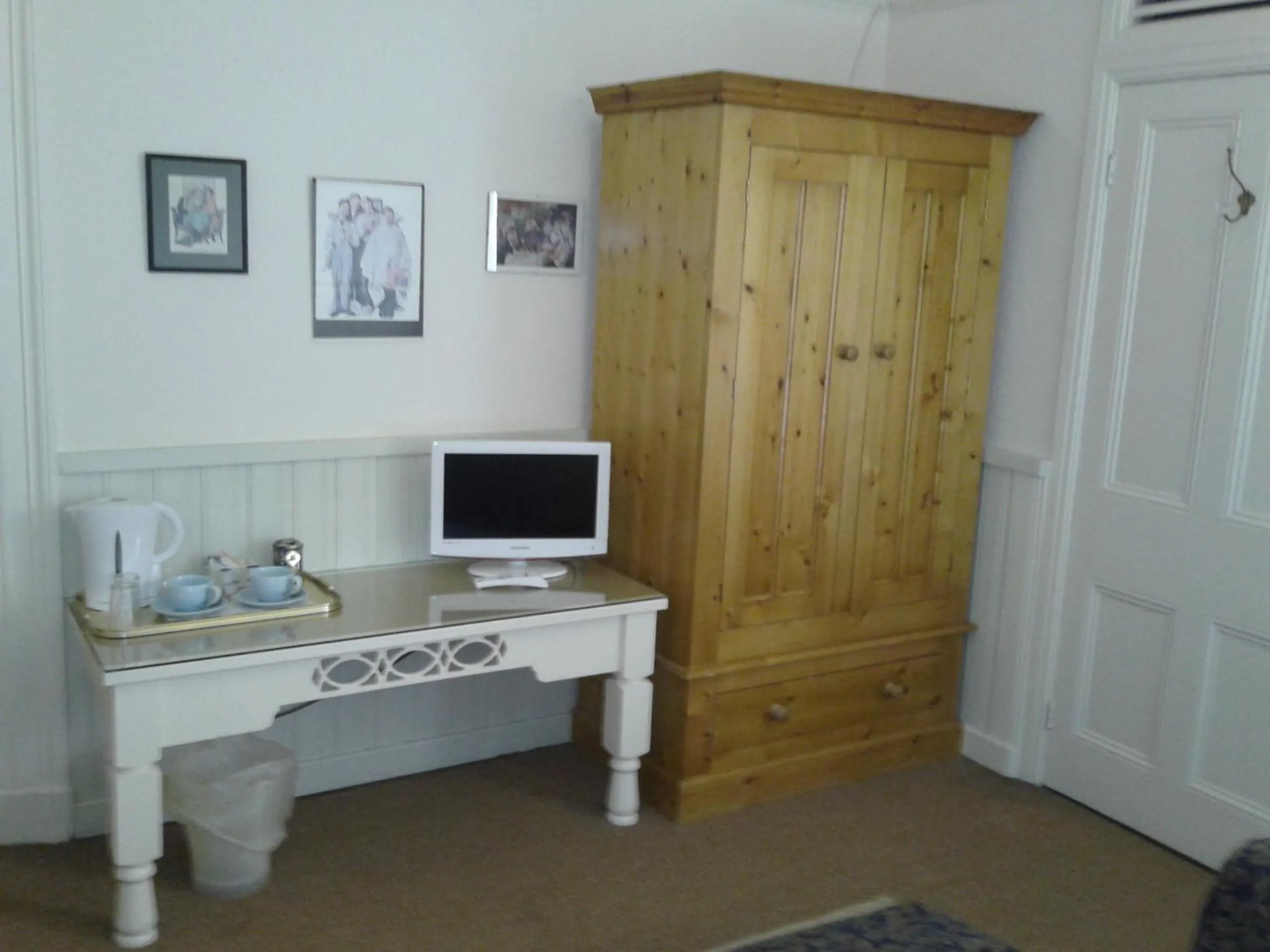 TV and multimedia in OYO Cornerstone Manor Hotel