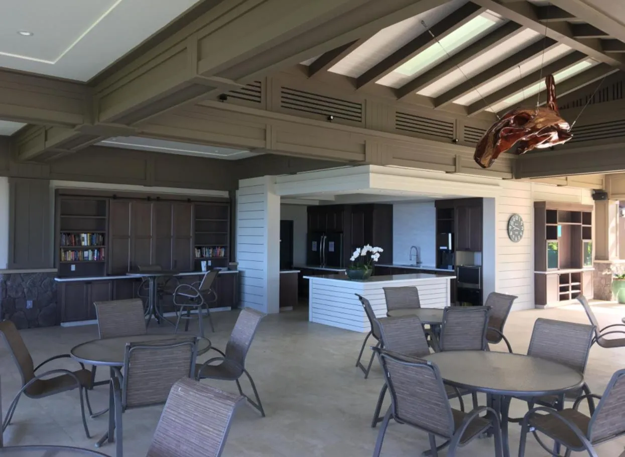 Lounge or bar in 9B EKAHI VILLAGE-STUDIO BATH, GARDEN VIEW - 1 MINUTE STROLL to BEACH!