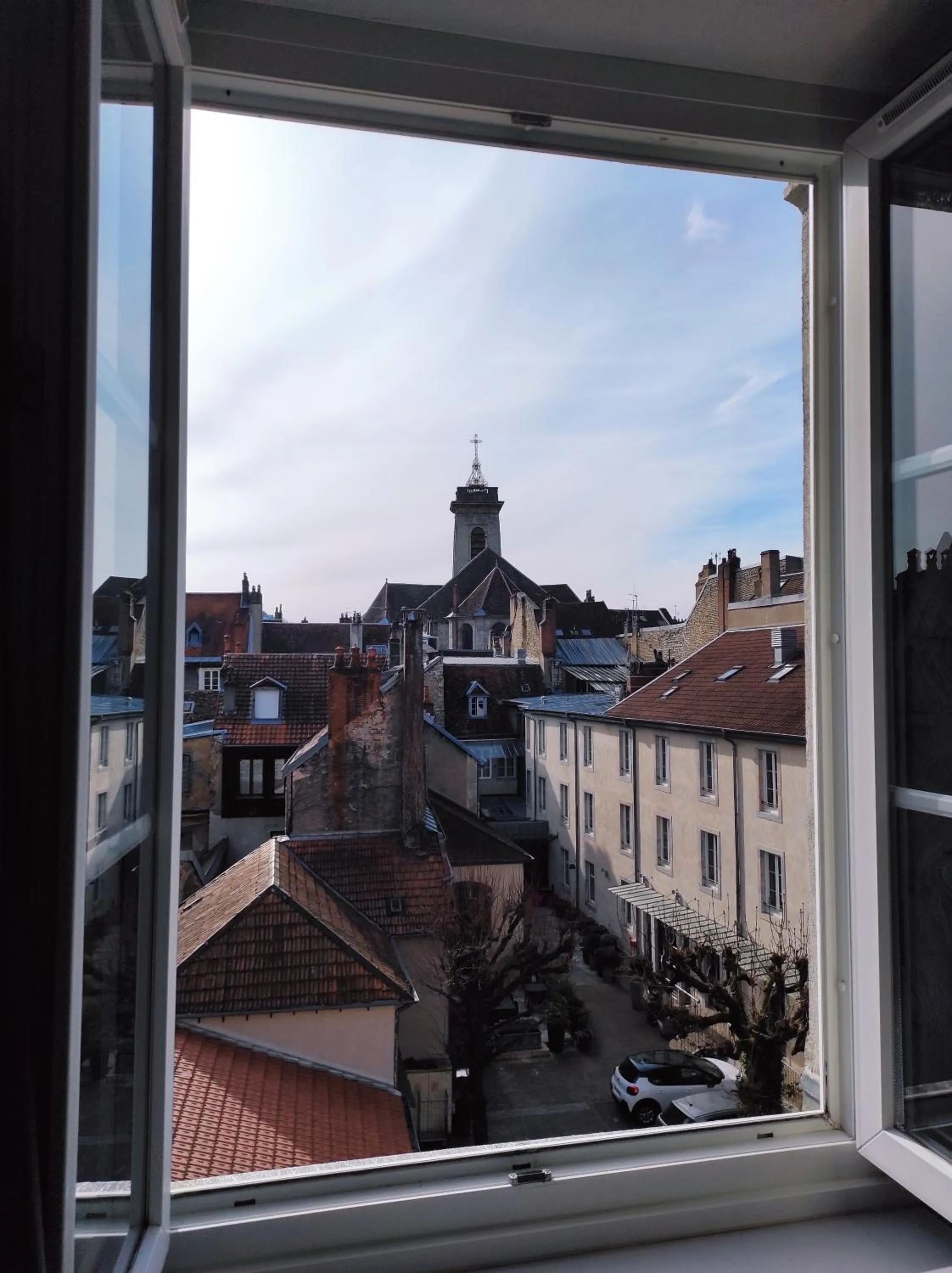 Inner courtyard view in Hôtel de Paris
