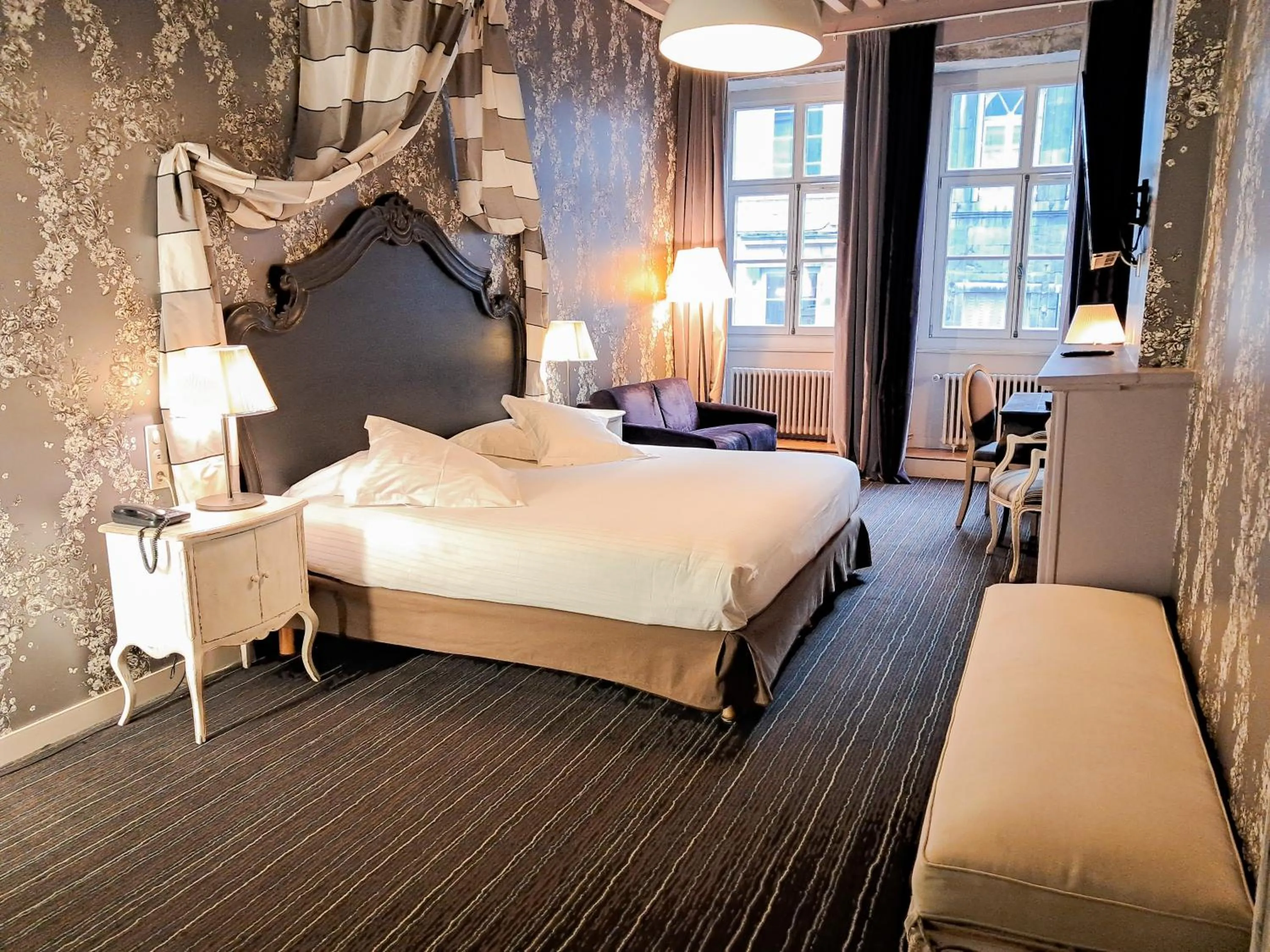Photo of the whole room, Bed in Hôtel de Paris
