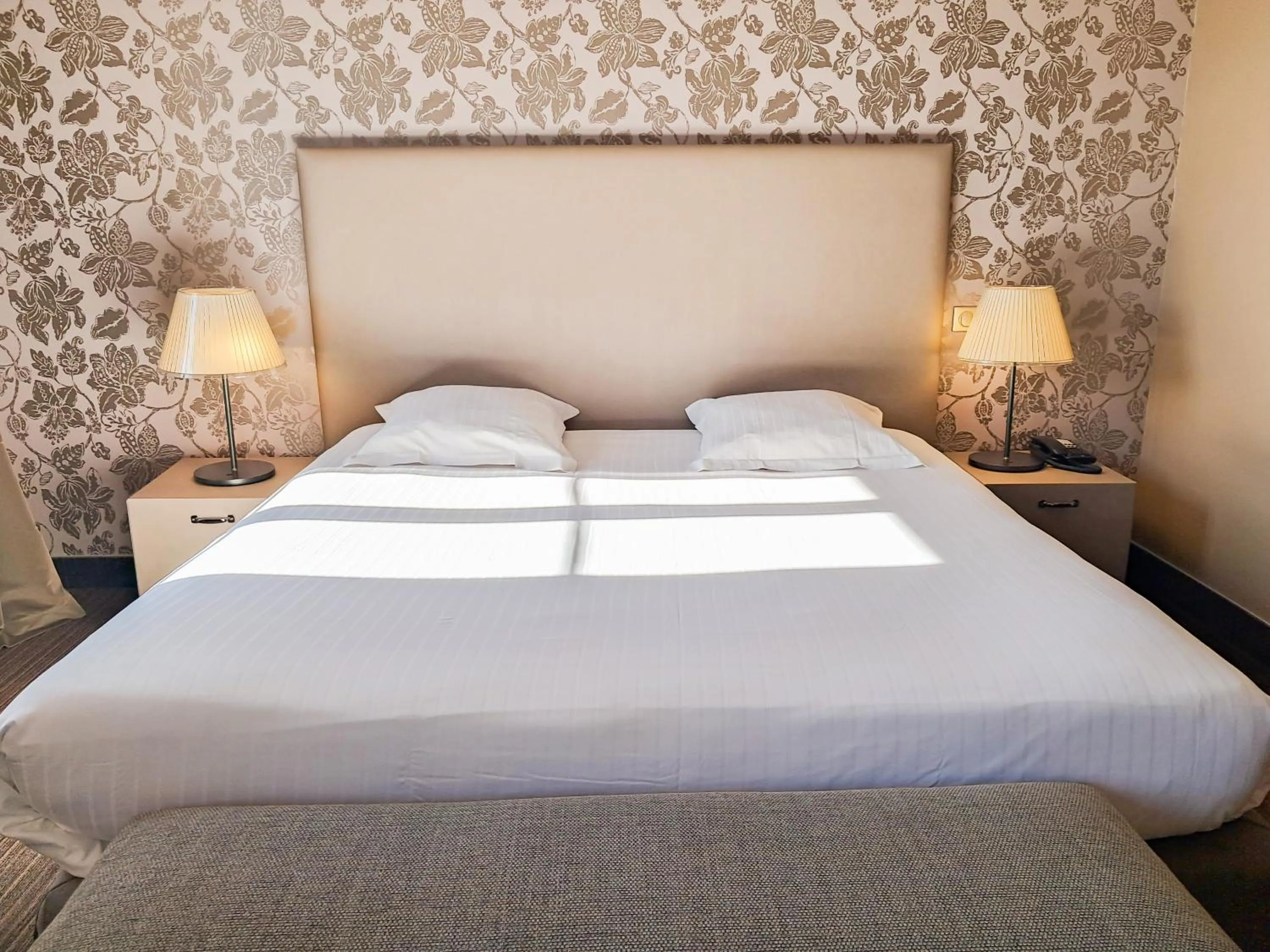 Bed in Hôtel de Paris