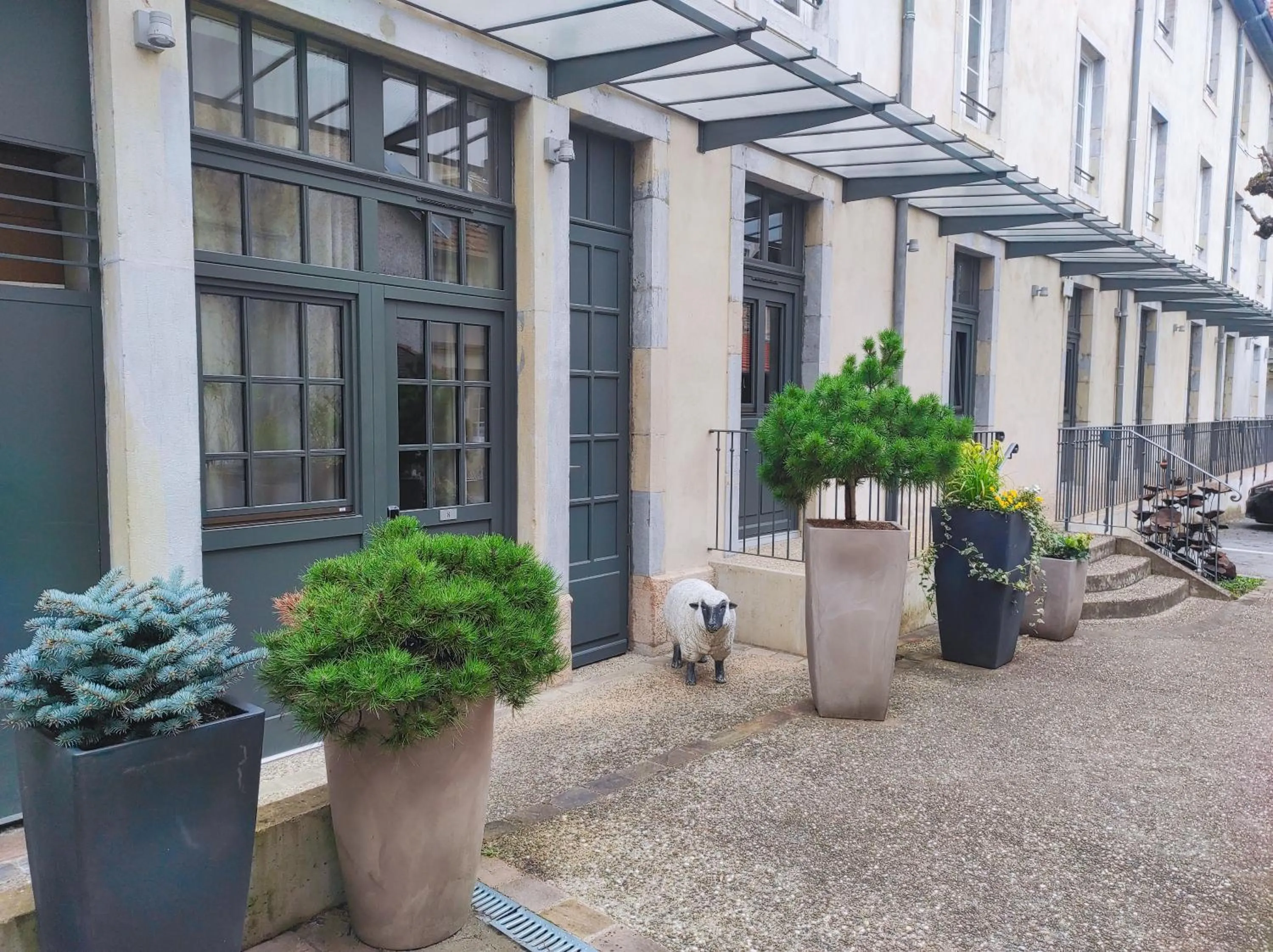 Inner courtyard view in Hôtel de Paris