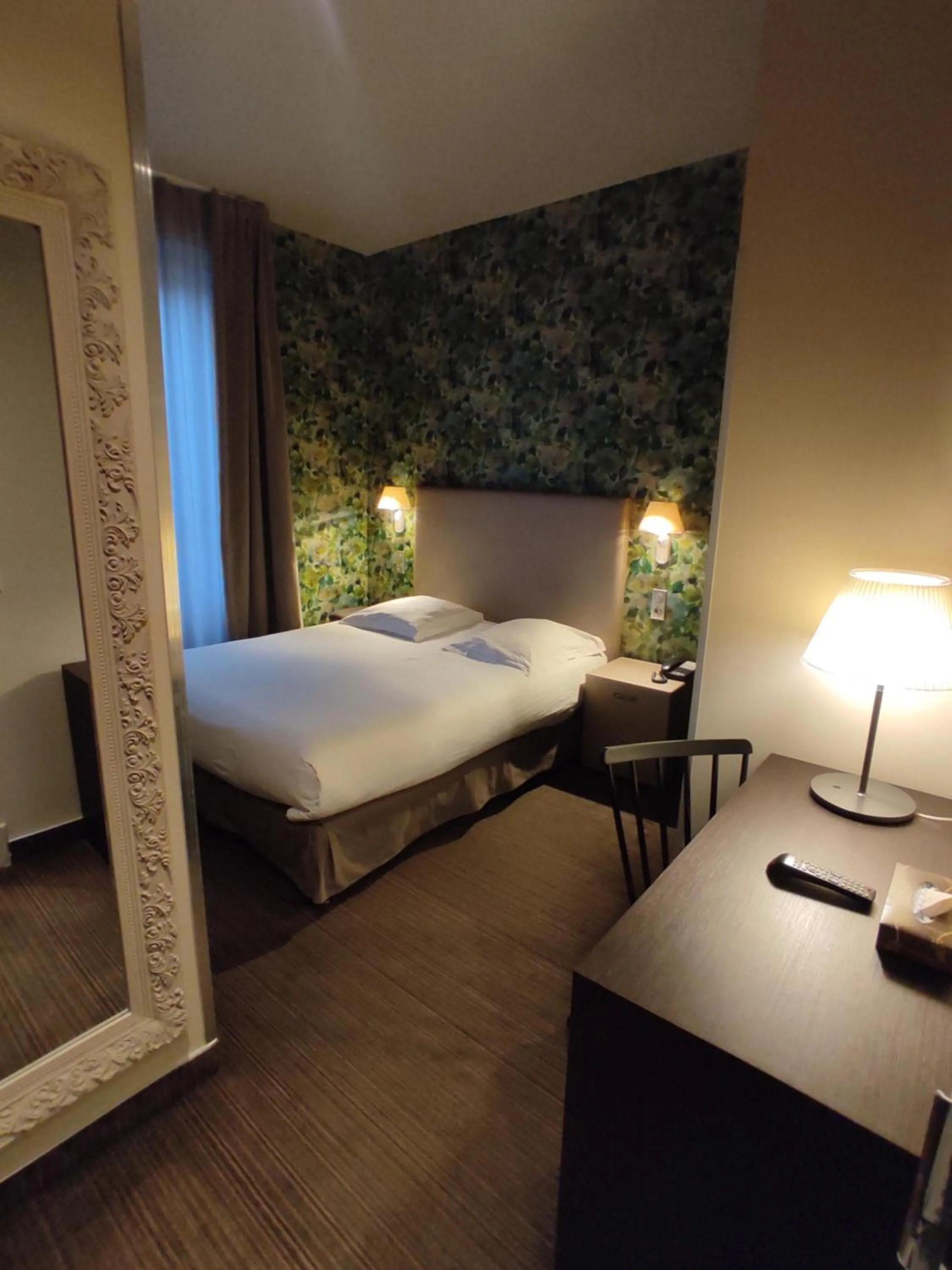 Bedroom, Bed in Hôtel de Paris