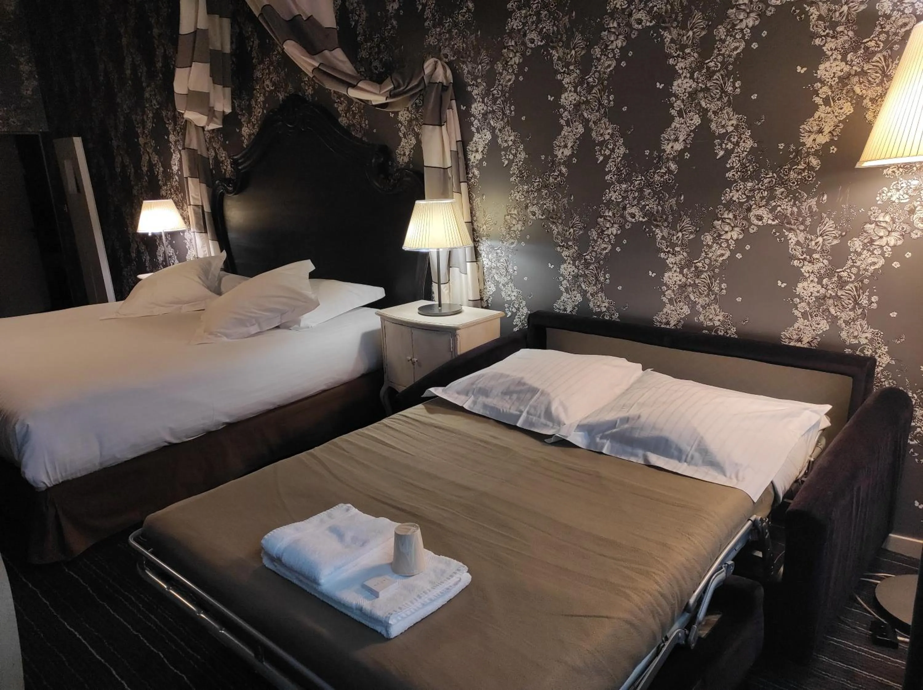 Bedroom, Bed in Hôtel de Paris