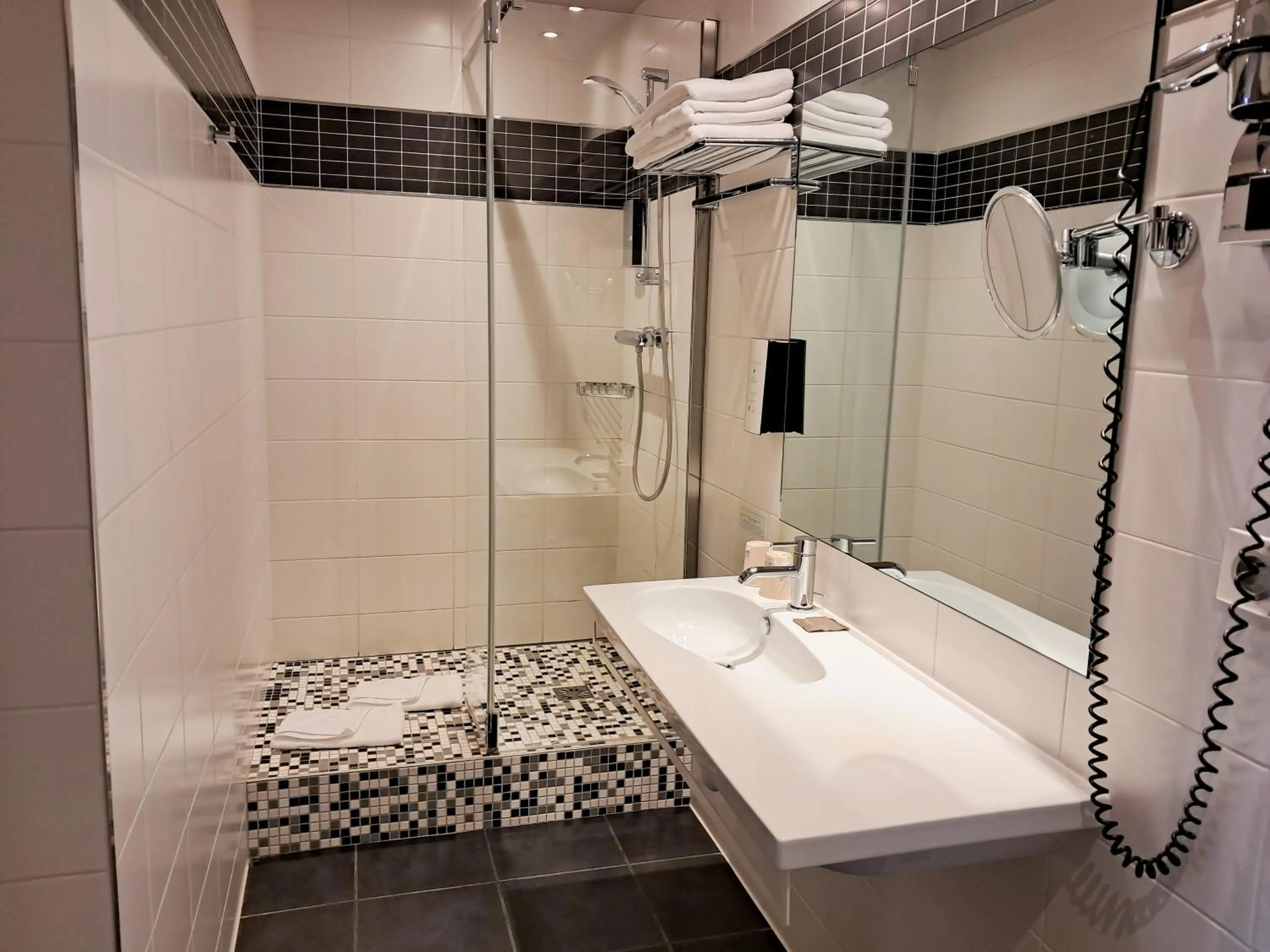 Bathroom in Hôtel de Paris