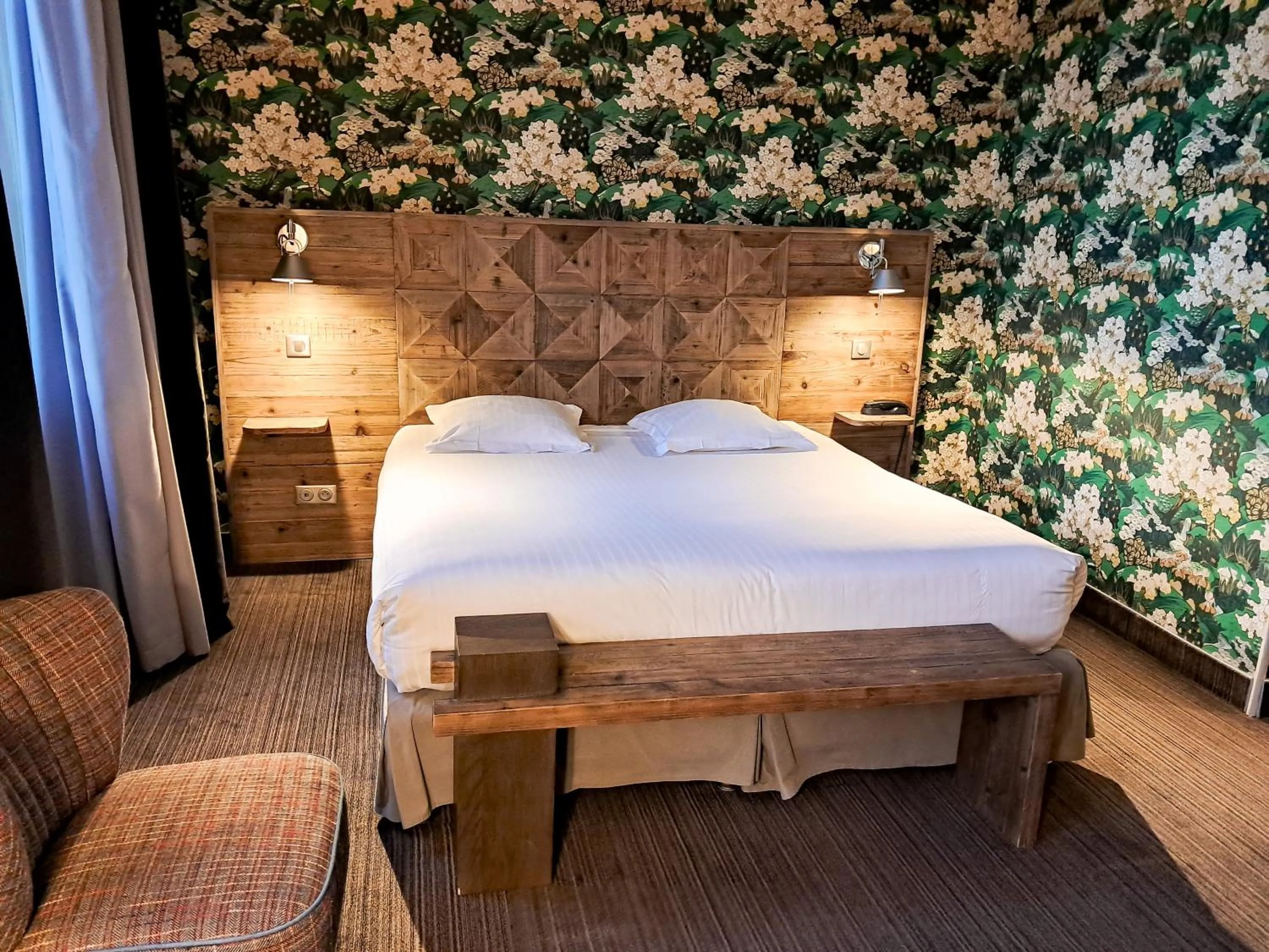 Photo of the whole room, Bed in Hôtel de Paris