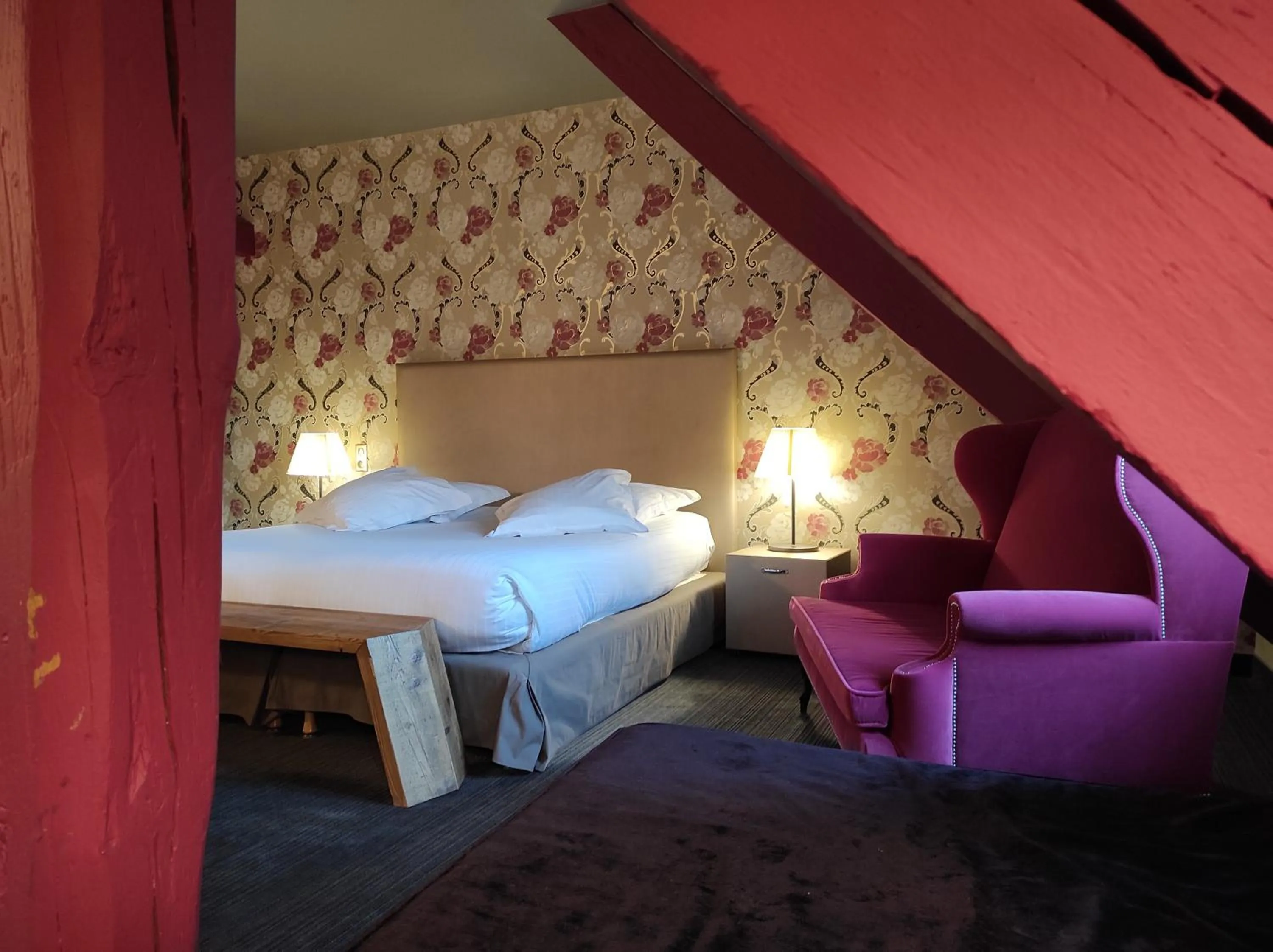 Photo of the whole room, Bed in Hôtel de Paris