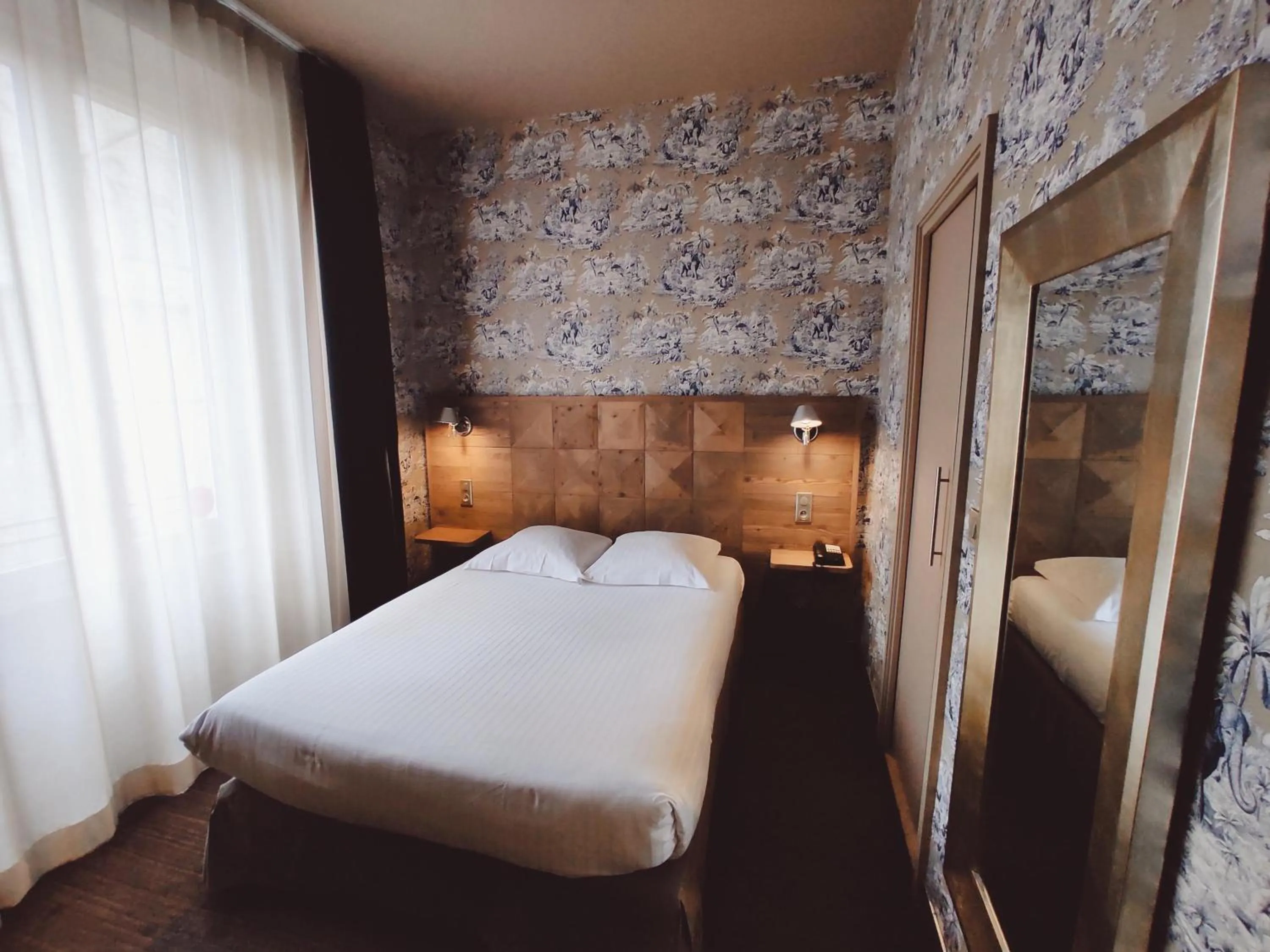 Bedroom, Bed in Hôtel de Paris