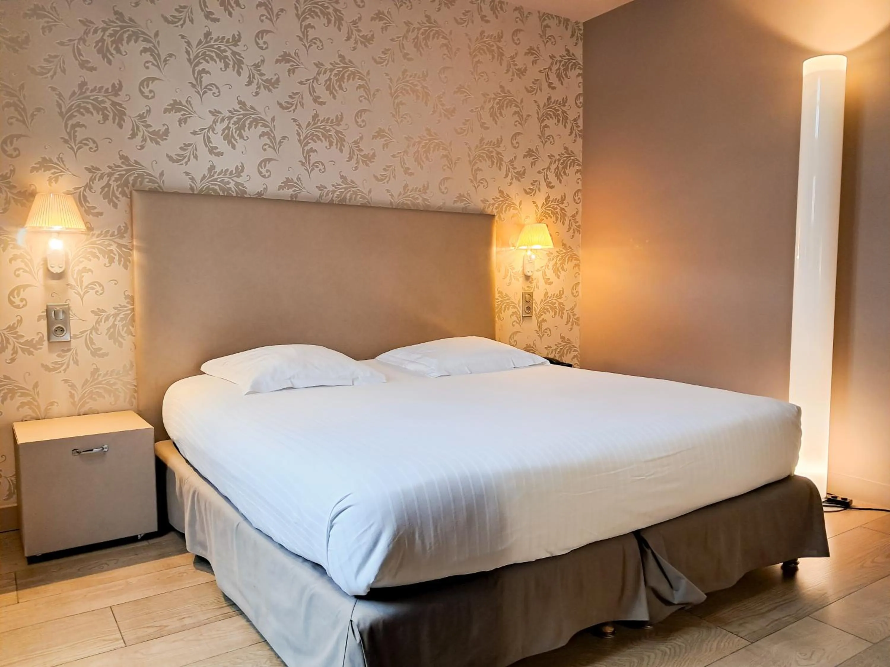 Photo of the whole room, Bed in Hôtel de Paris