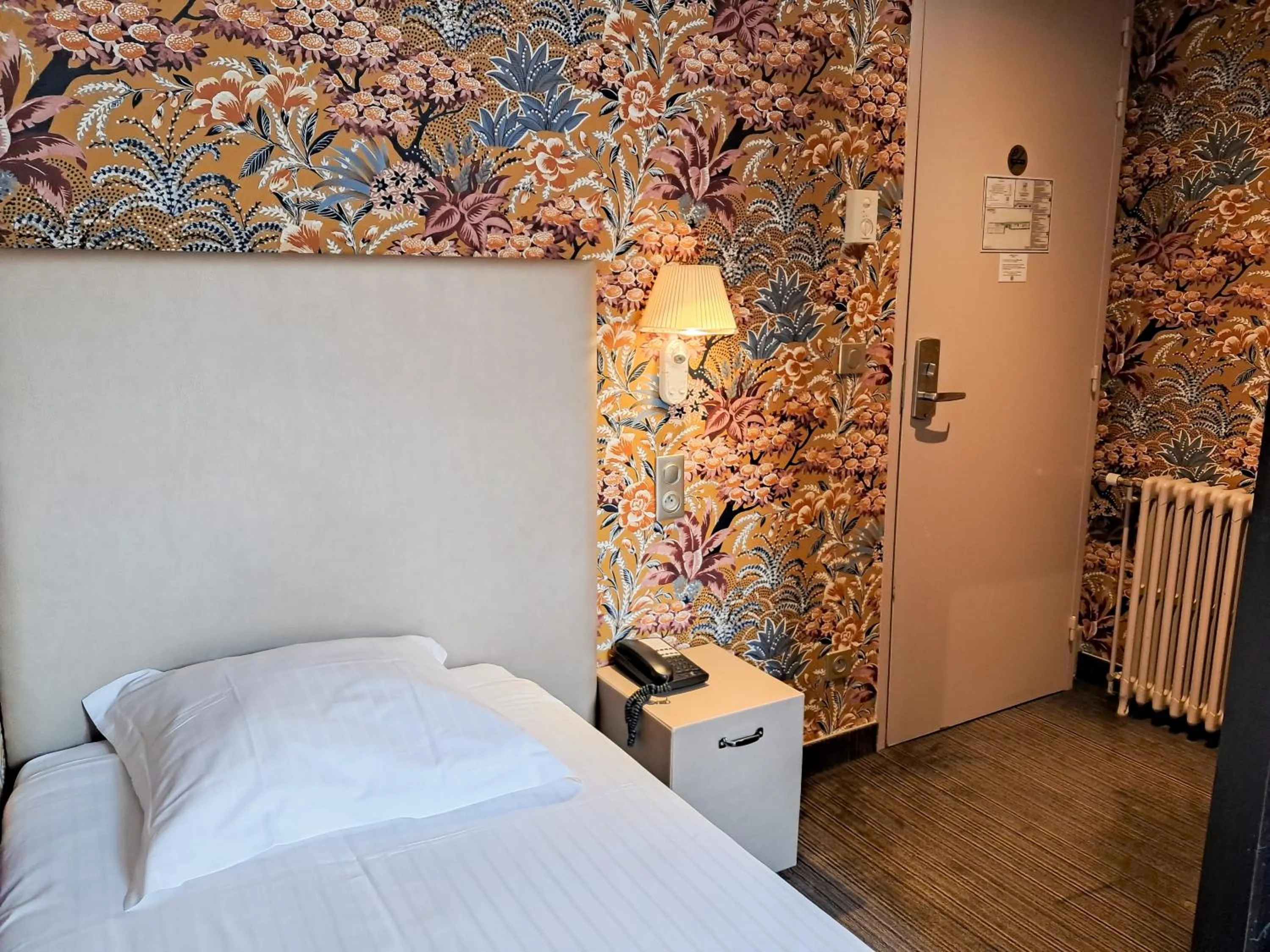 Bedroom, Bed in Hôtel de Paris