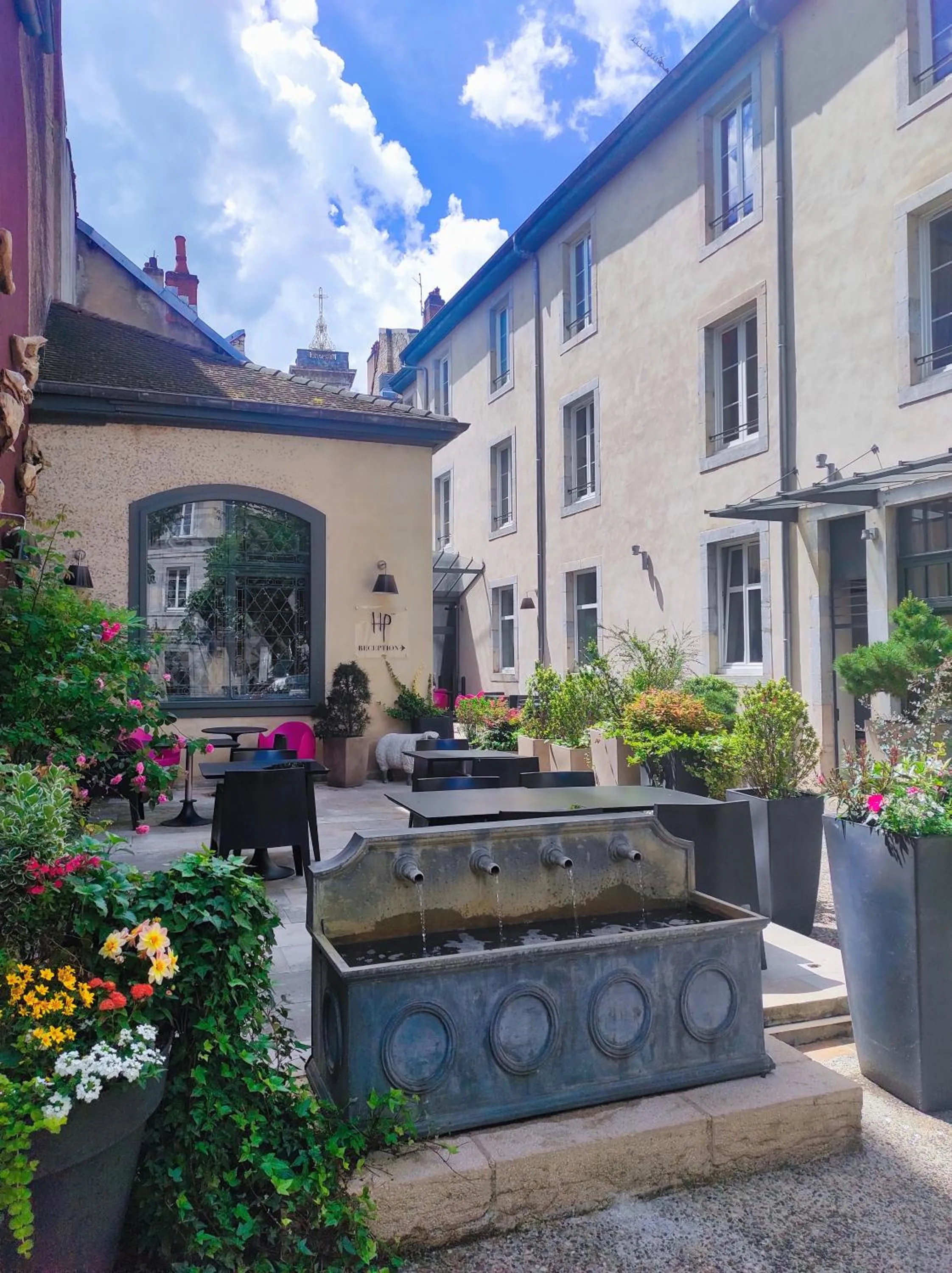 Inner courtyard view in Hôtel de Paris
