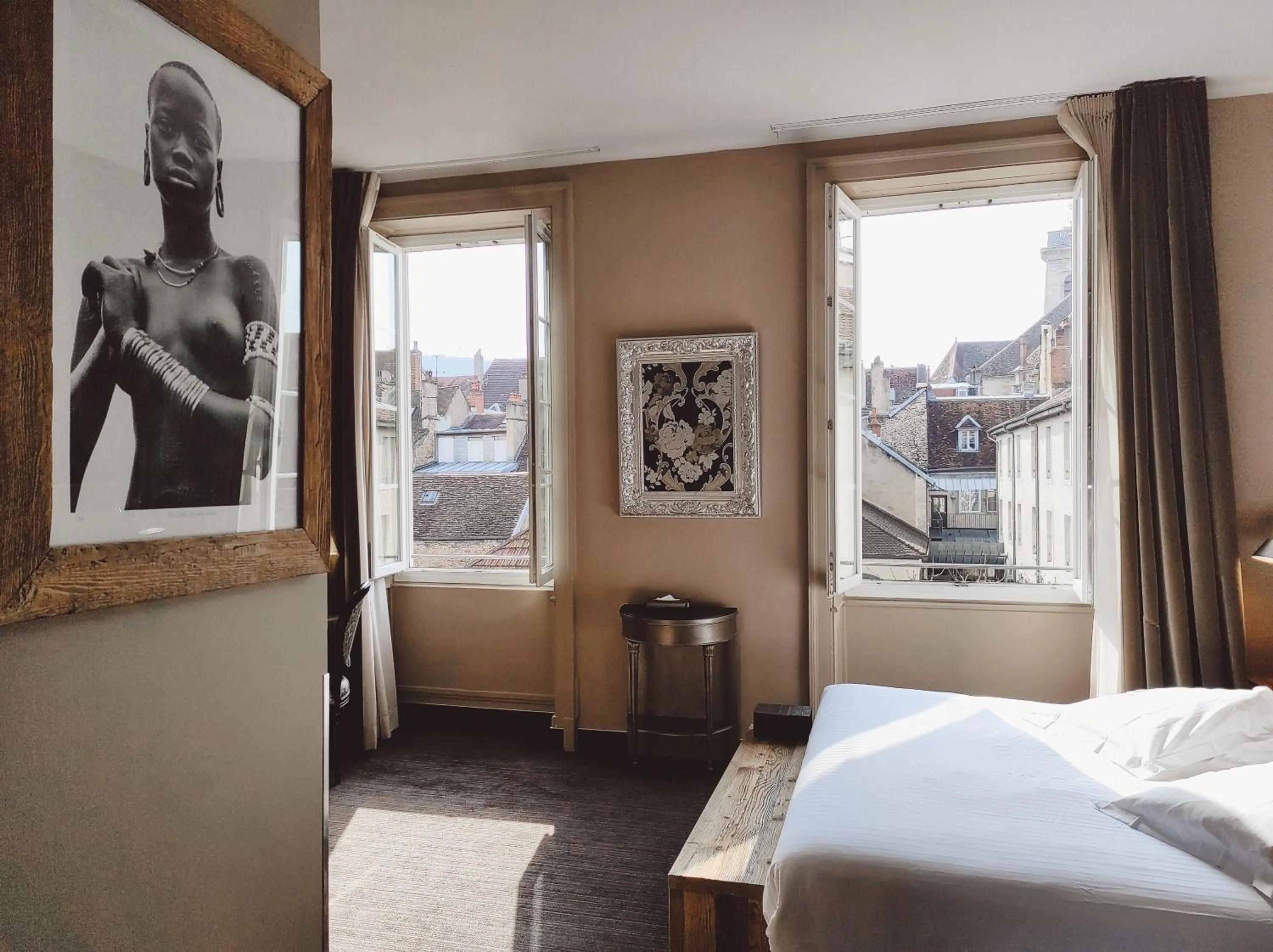 Photo of the whole room, Bed in Hôtel de Paris