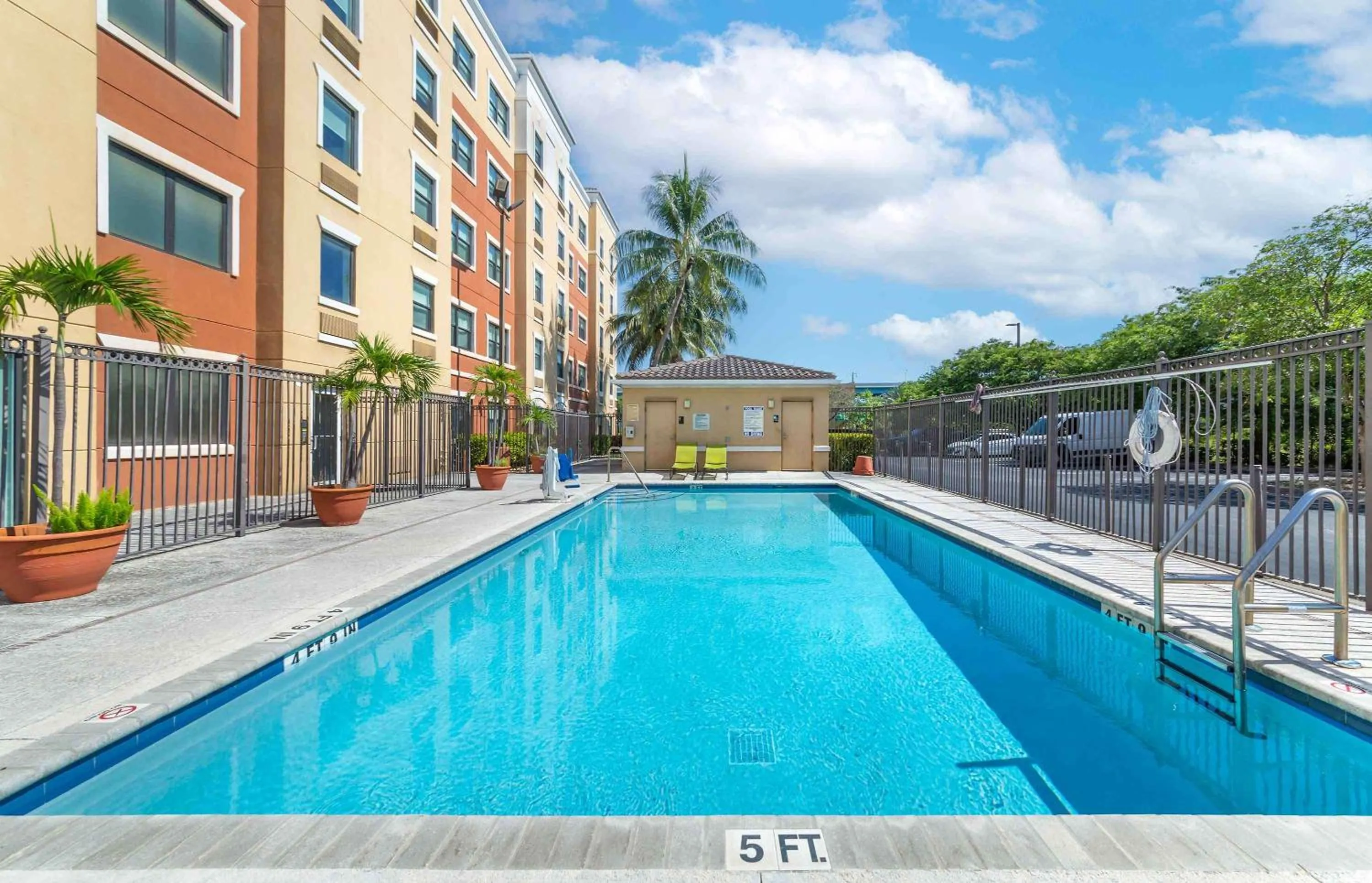 Pool view in Extended Stay America Premier Suites - Miami - Airport - Doral - 25th Street