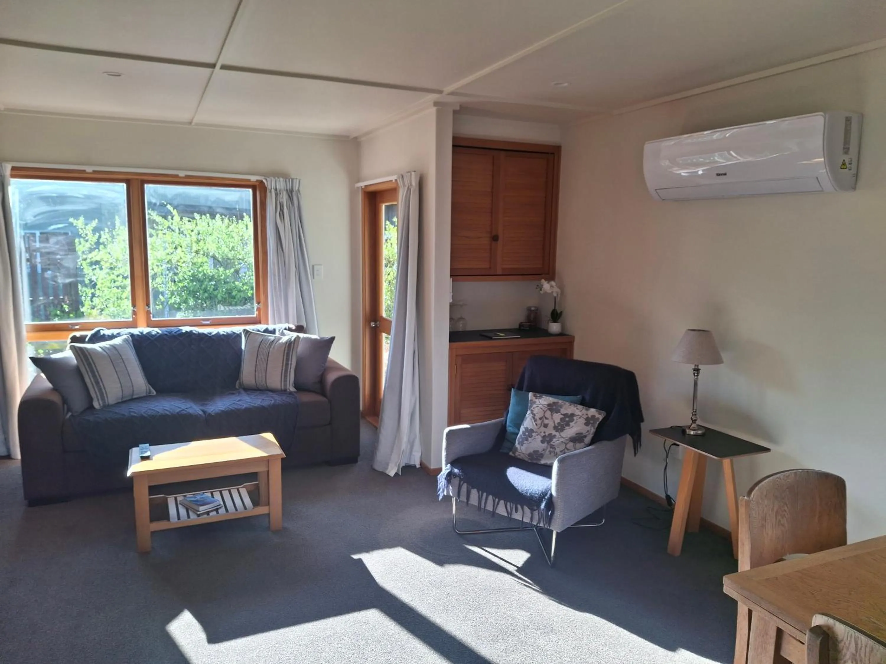 Living room in Magnolia Cottage B&B