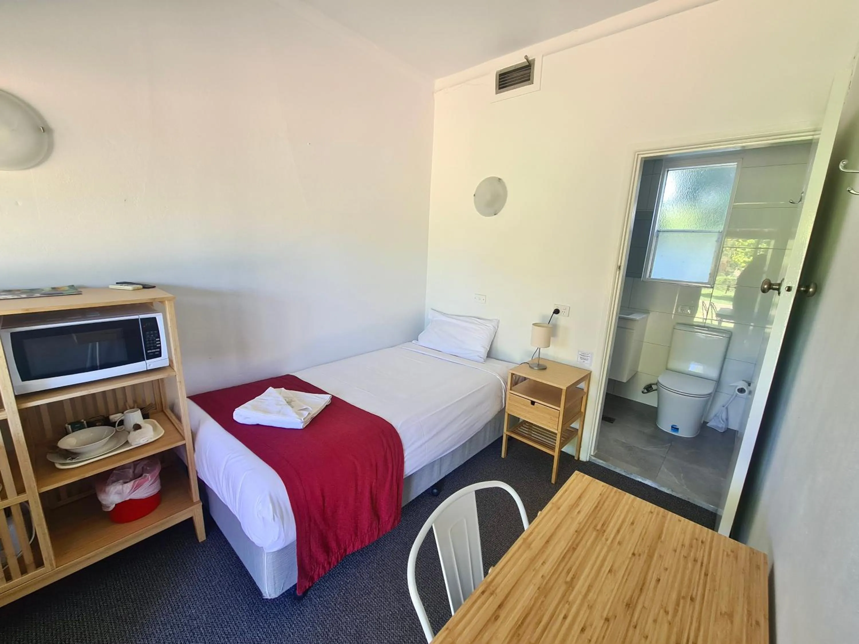 Photo of the whole room, Bed in Bridge Motel Wellington