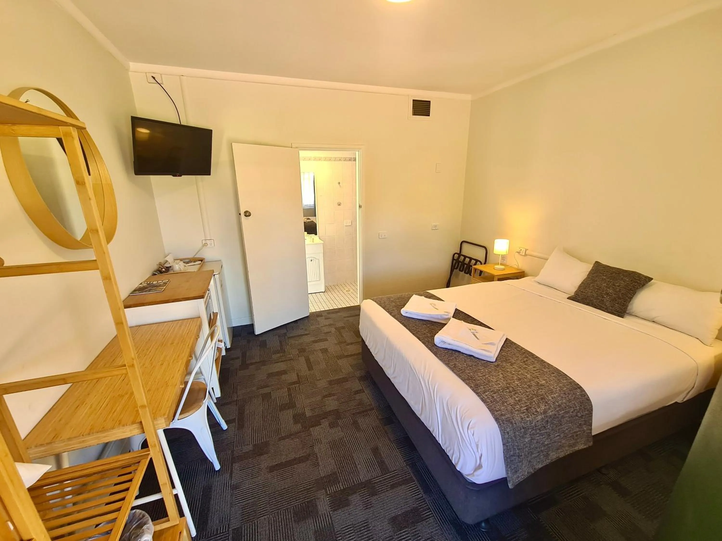 Photo of the whole room, Bed in Bridge Motel Wellington