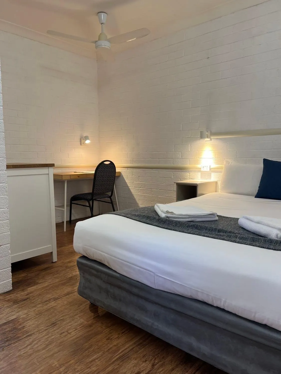 Bed in Bridge Motel Wellington