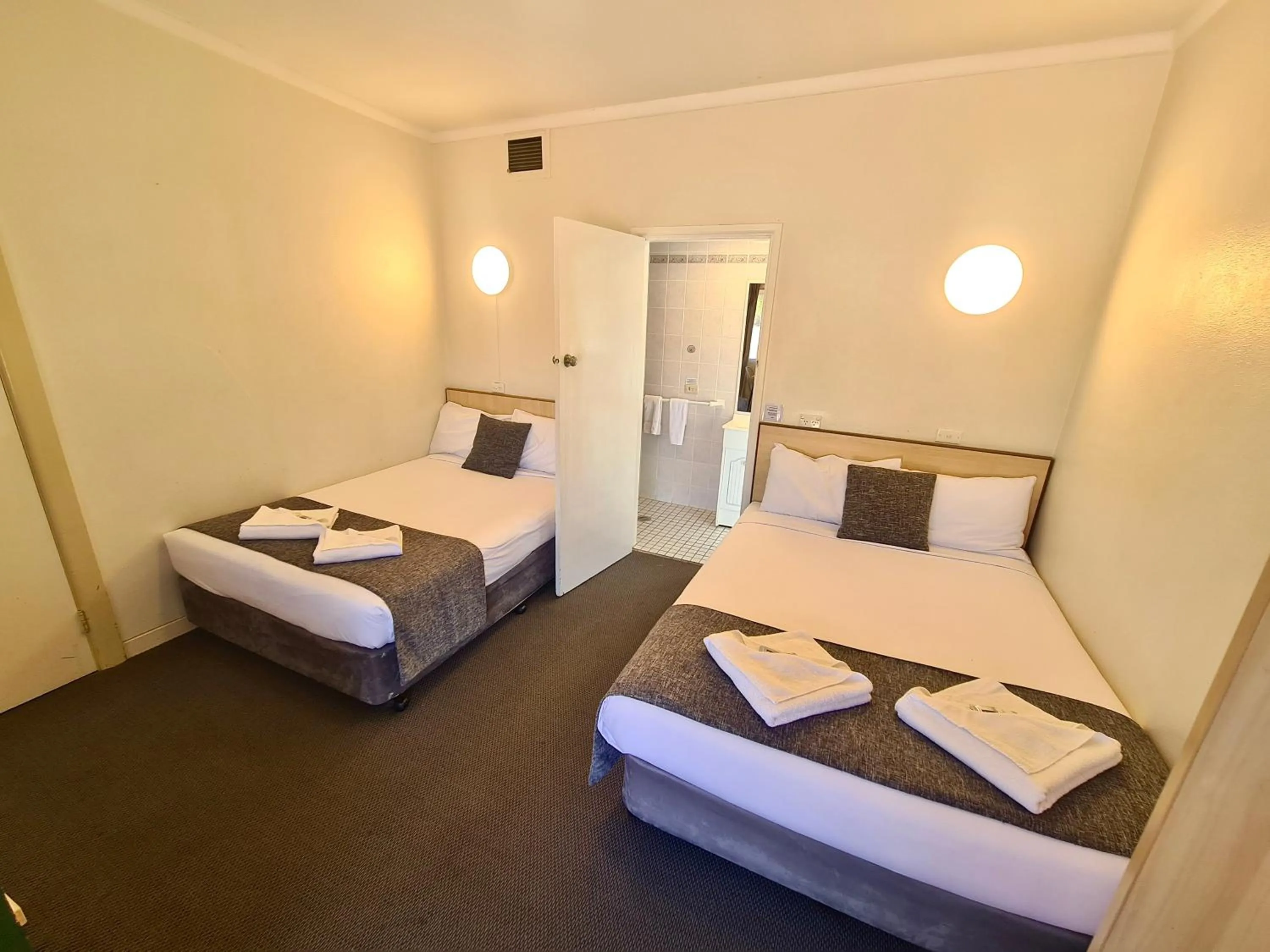 Bed in Bridge Motel Wellington