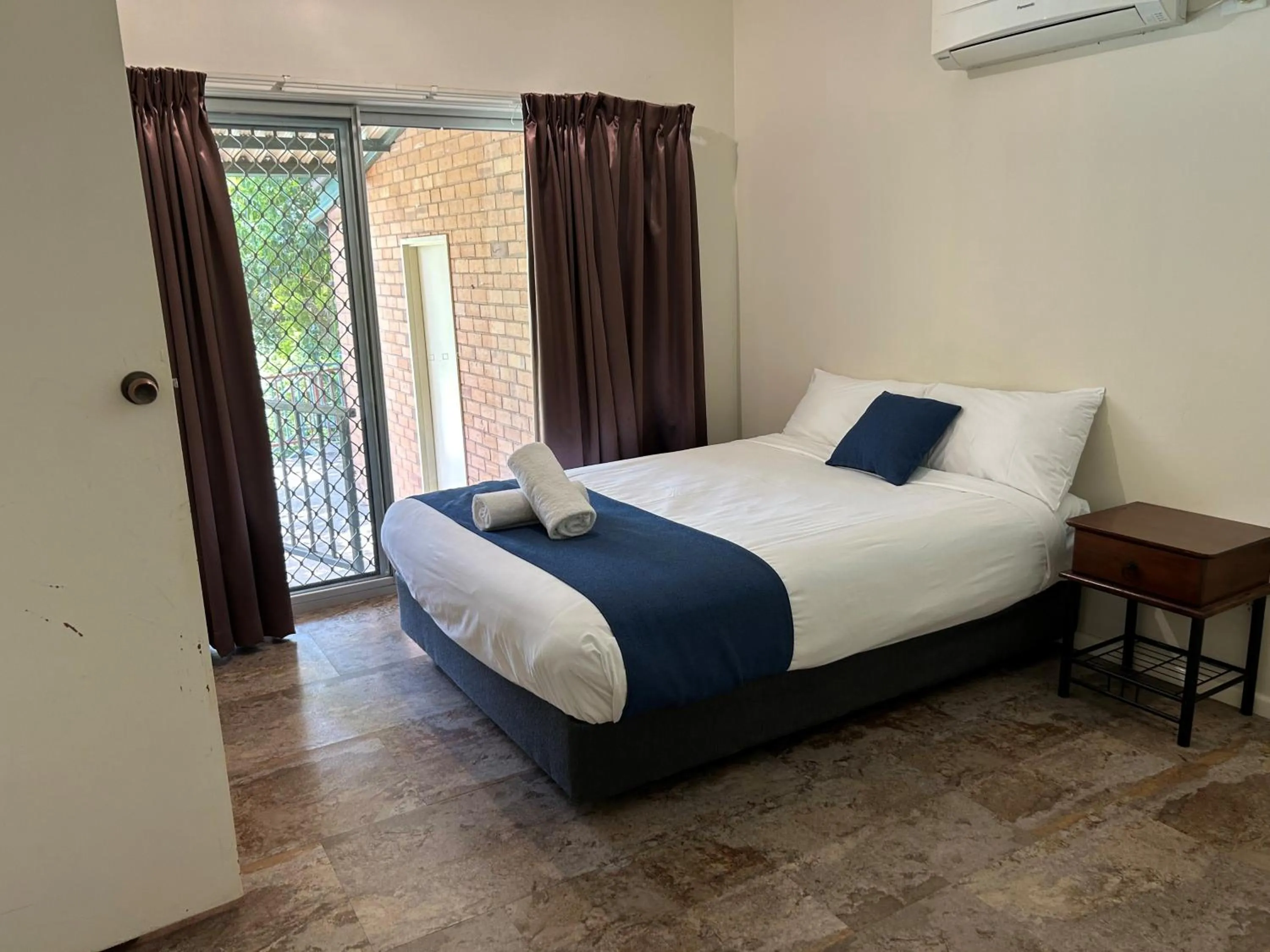 Bed in Bridge Motel Wellington