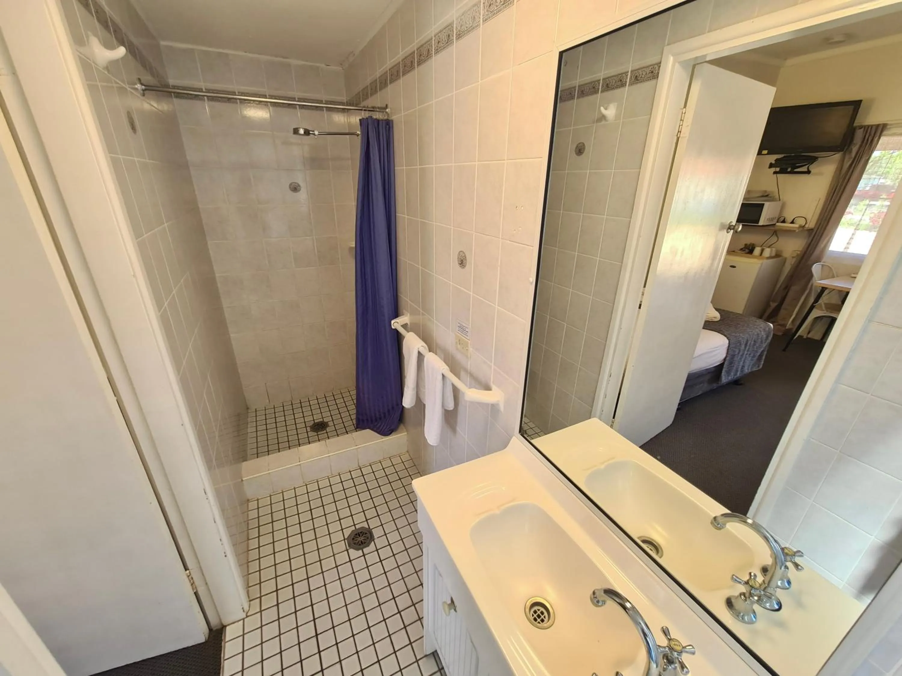 Bathroom, Bed in Bridge Motel Wellington