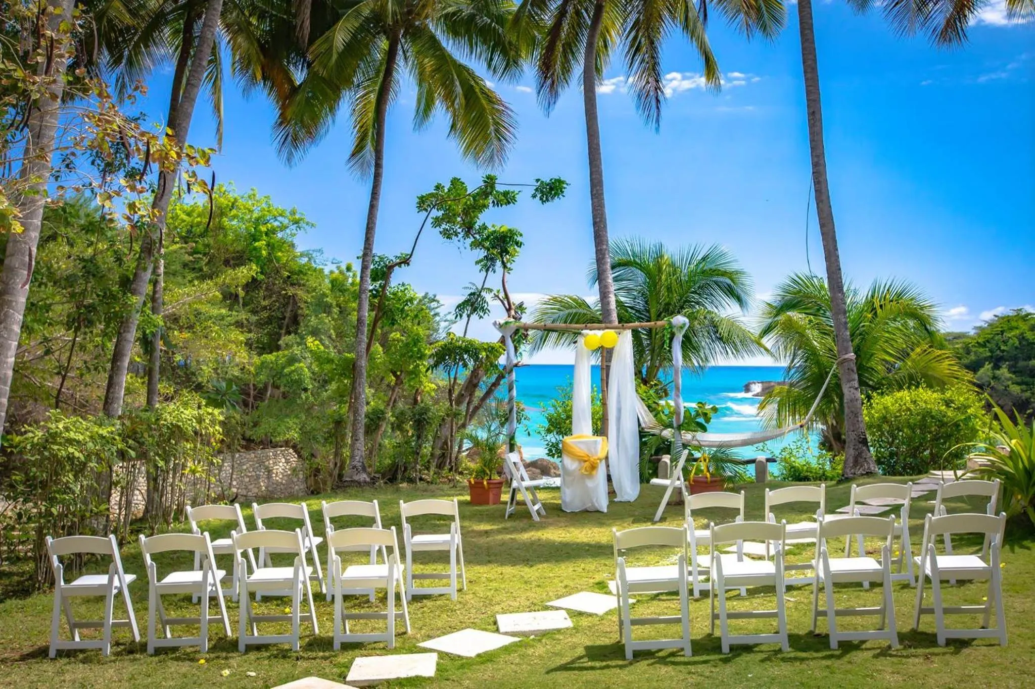 Garden in Hotel Restaurant Cyvadier Plage