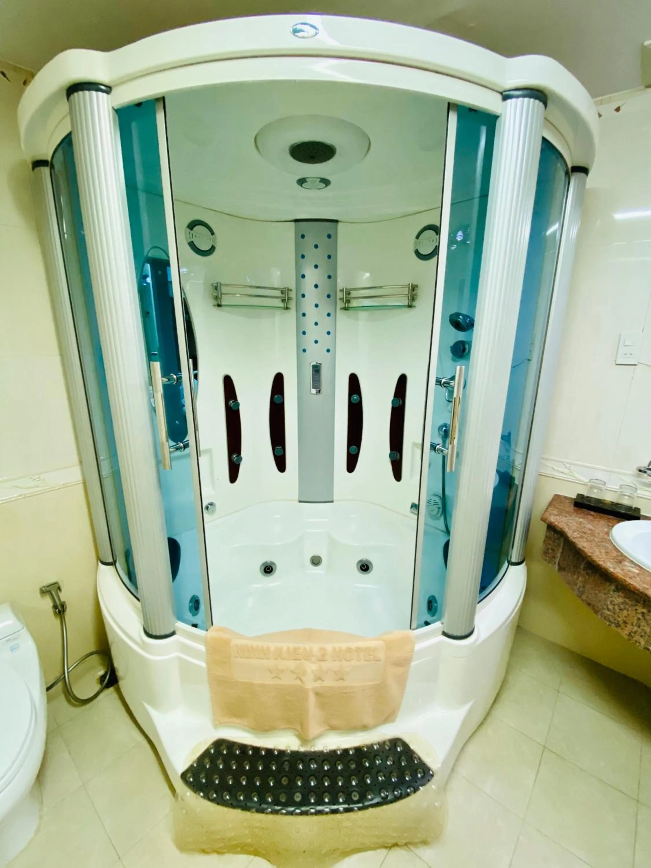 Bath in NINH KIEU 2 HOTEL