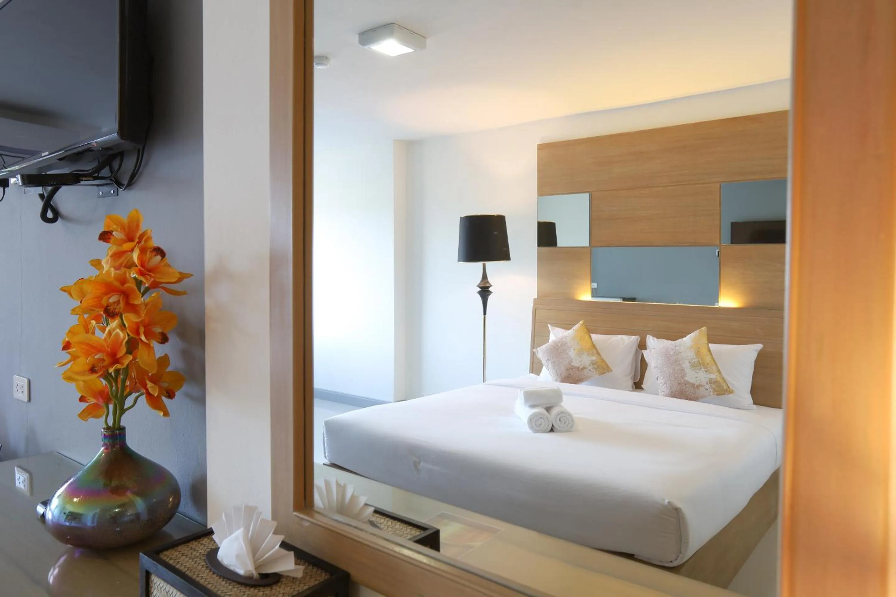 Communal lounge/ TV room, Bed in The Greenery central suite & hotel