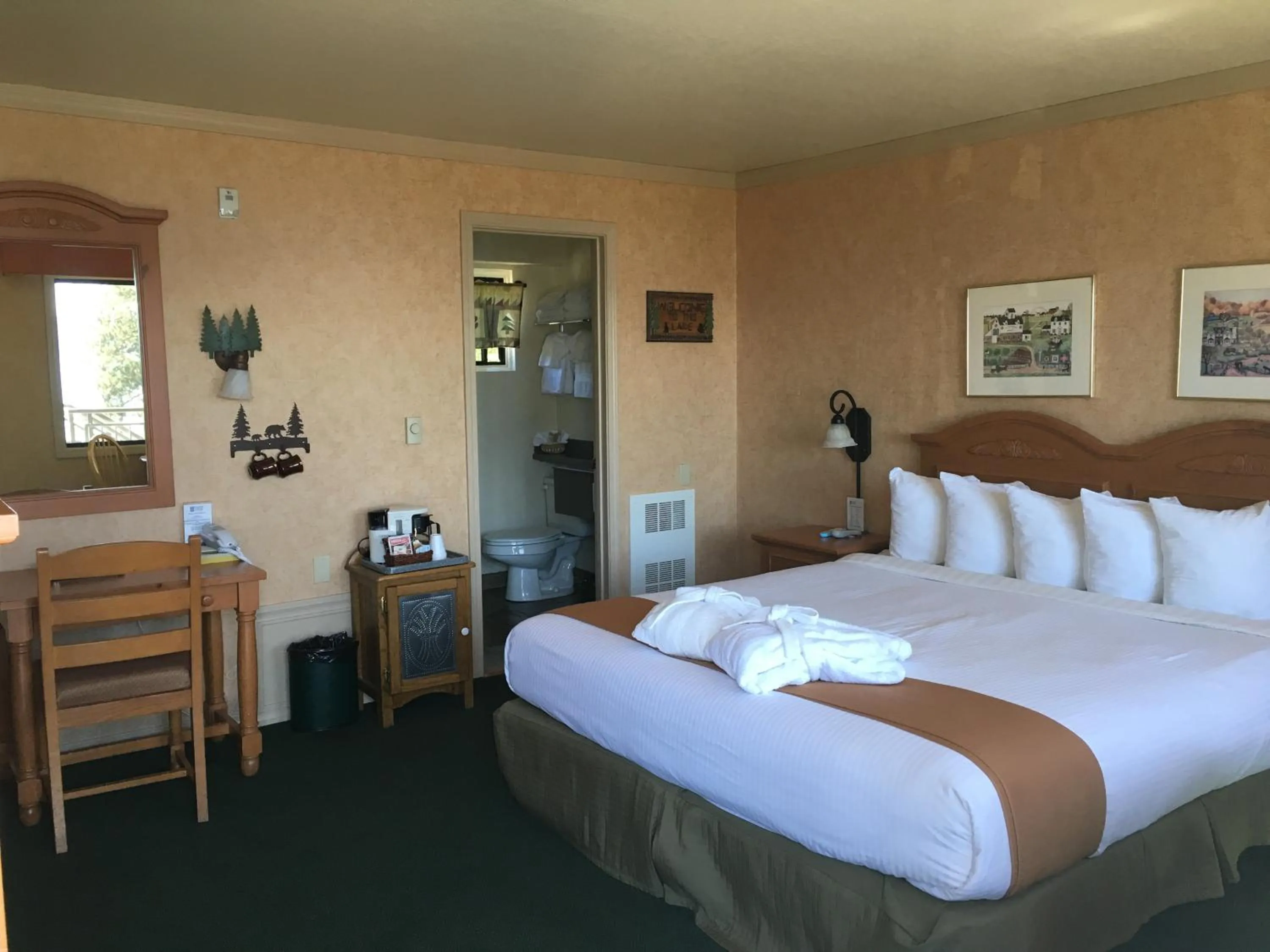 Photo of the whole room, Bed in Pepper Tree Inn Tahoe City