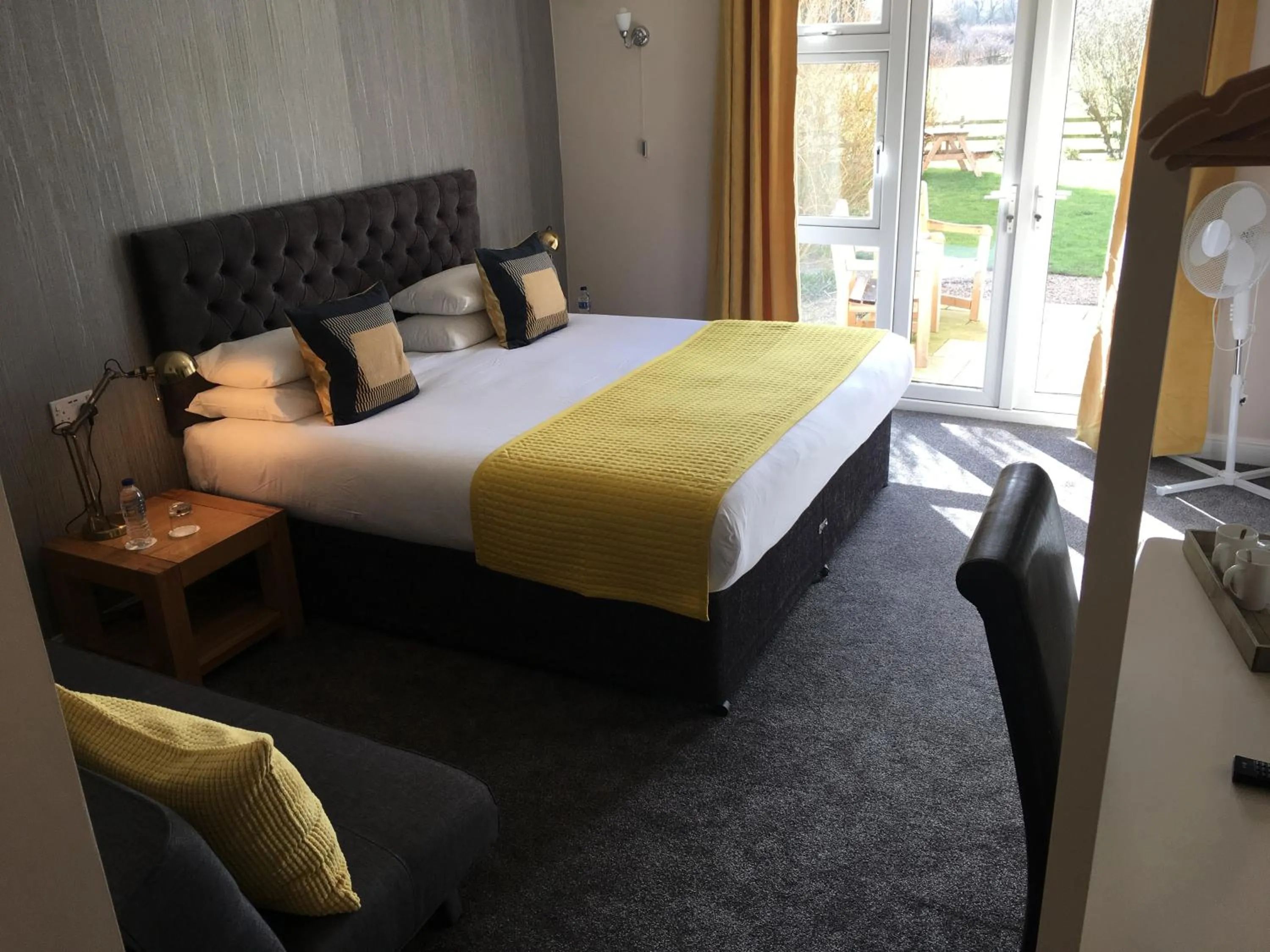 Pool view, Bed in Badgers Mount Hotel