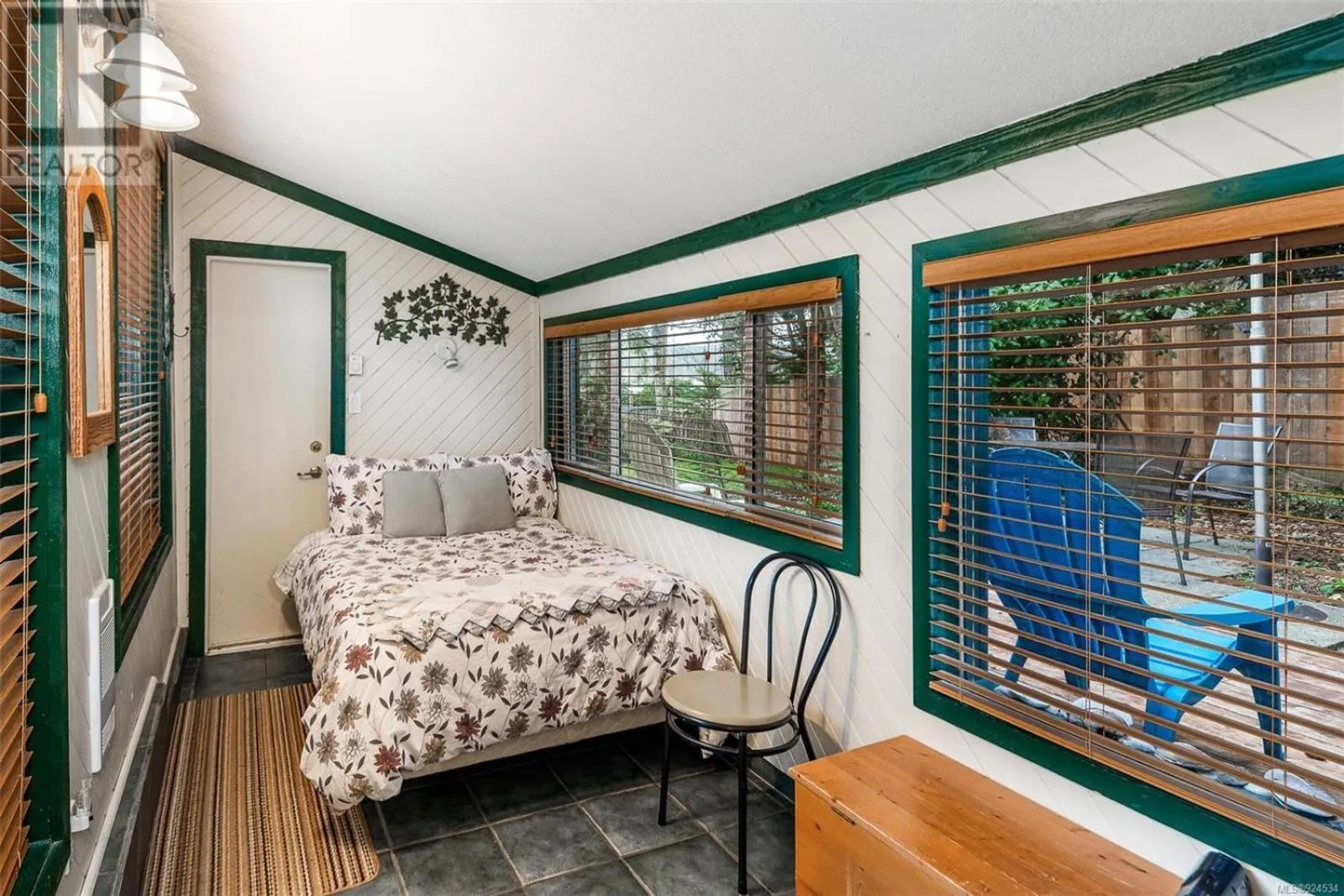 Bed in Salty Towers Ocean Front Cottages