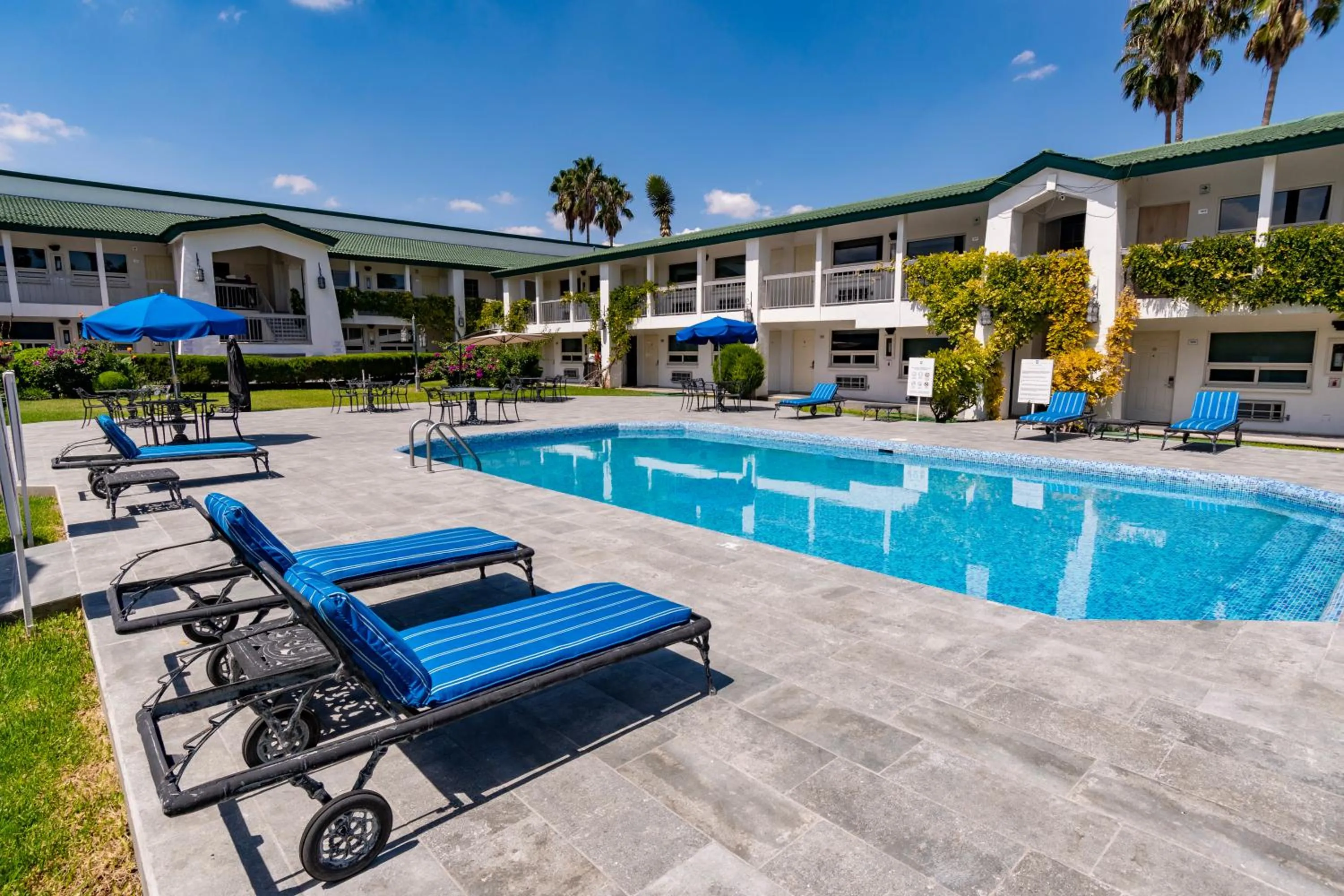 Swimming pool in Quinta Dorada Hotel & Suites