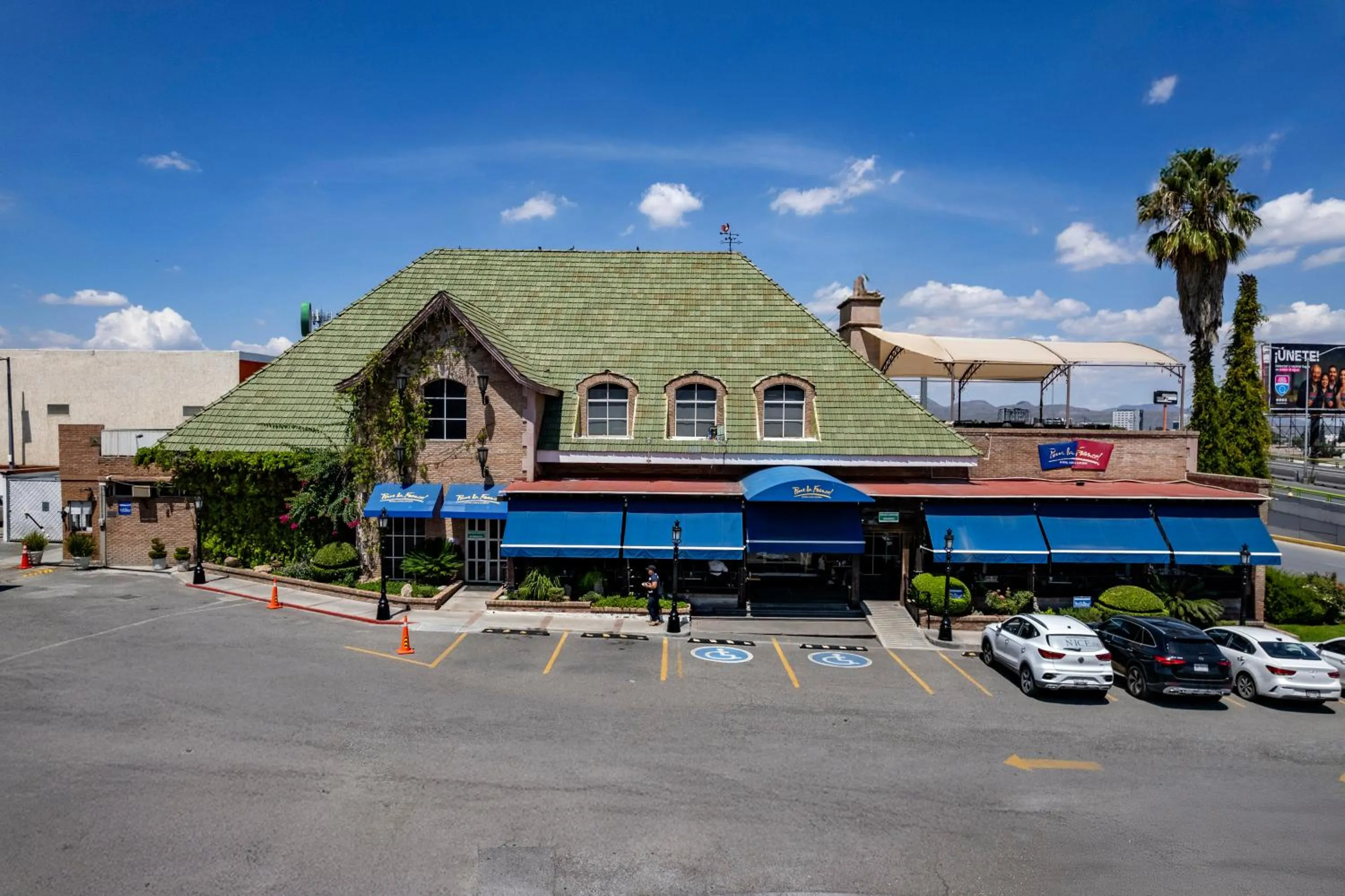 Restaurant/places to eat in Quinta Dorada Hotel & Suites