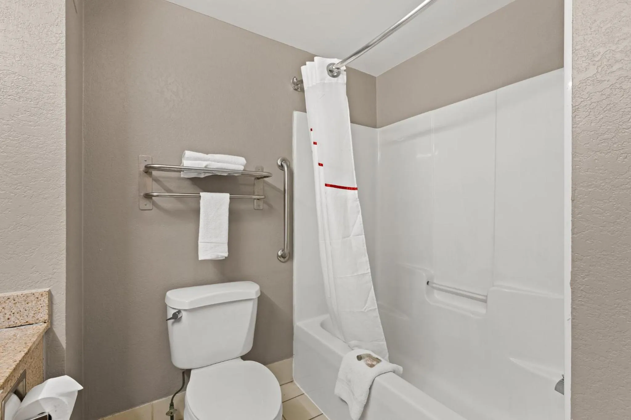 Bathroom in Red Roof Inn & Suites Newnan