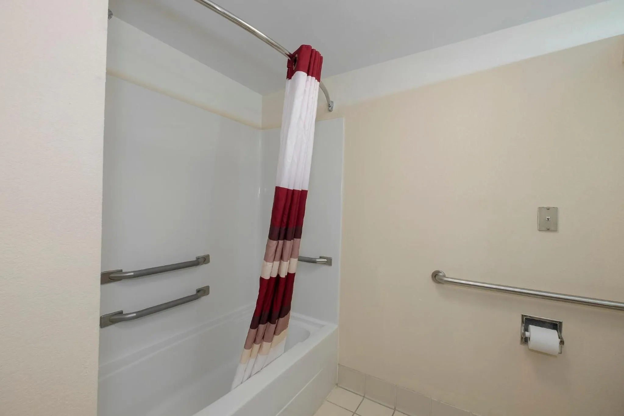 Bathroom in Red Roof Inn & Suites Newnan