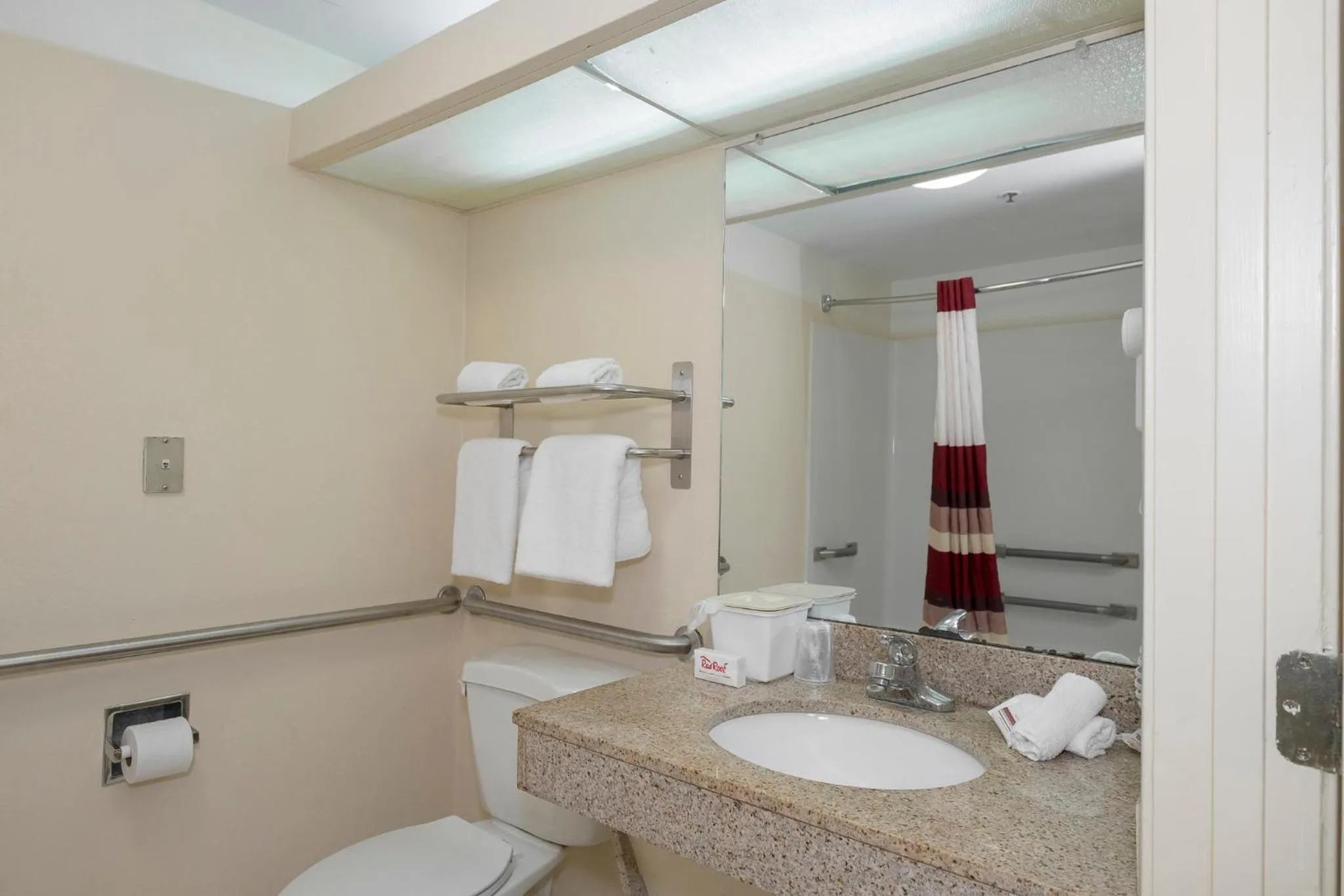 Bathroom in Red Roof Inn & Suites Newnan