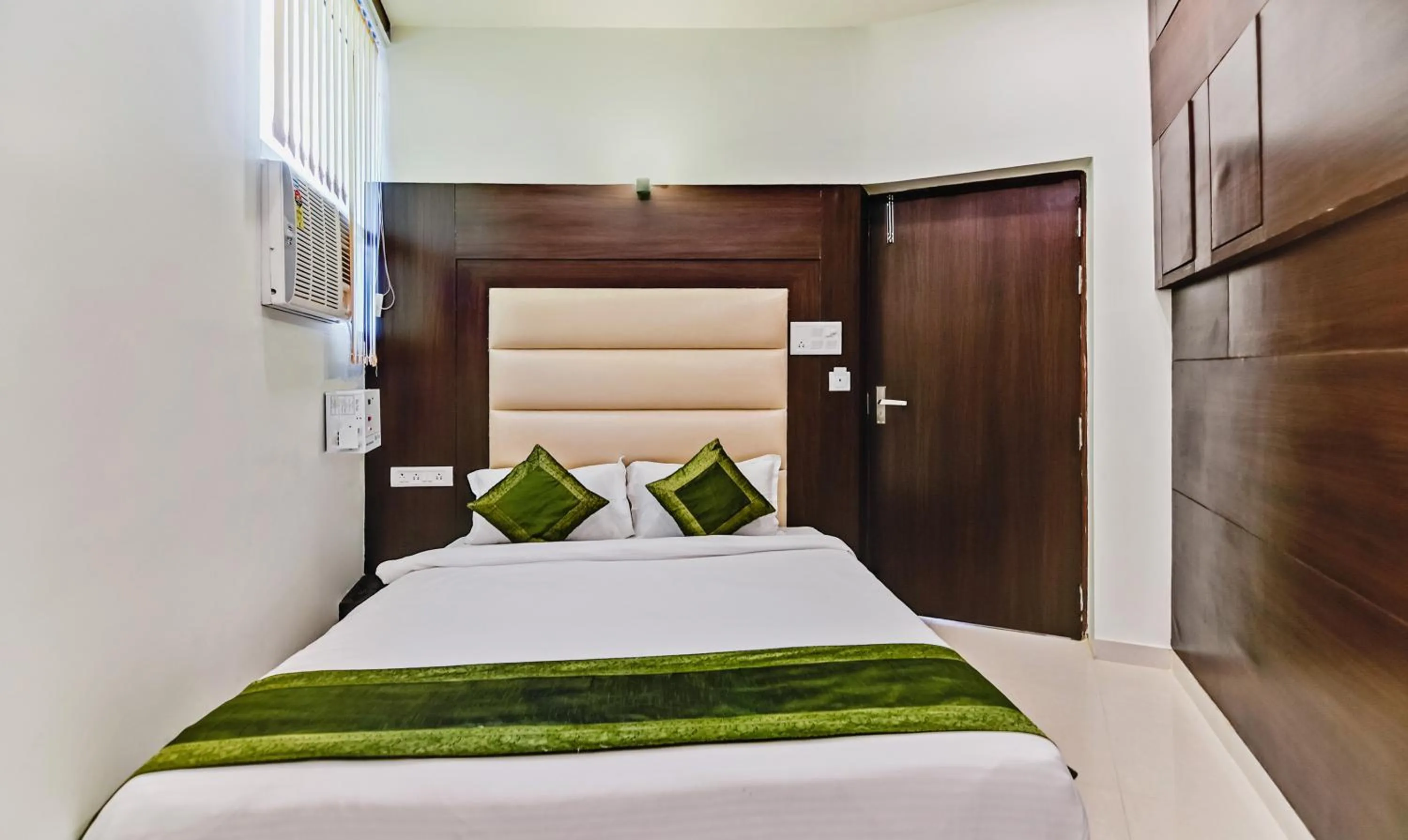 Bedroom, Bed in Treebo Resto- Near Lucknow Railway Station