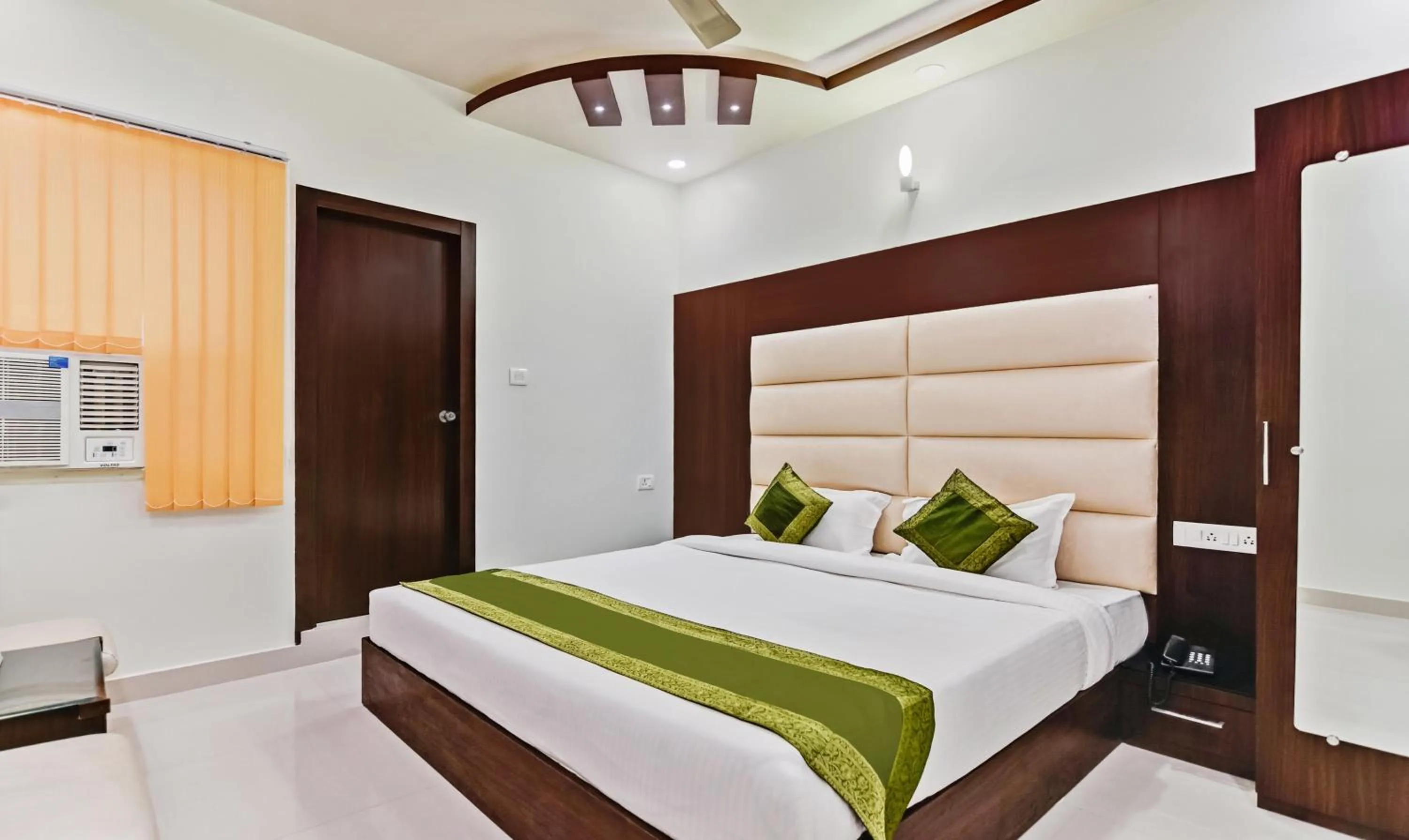 Bedroom, Bed in Treebo Resto- Near Lucknow Railway Station