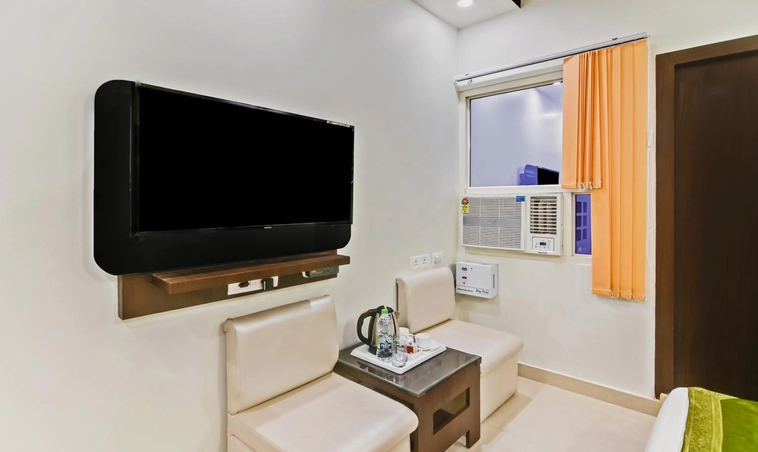 Bedroom in Treebo Resto- Near Lucknow Railway Station