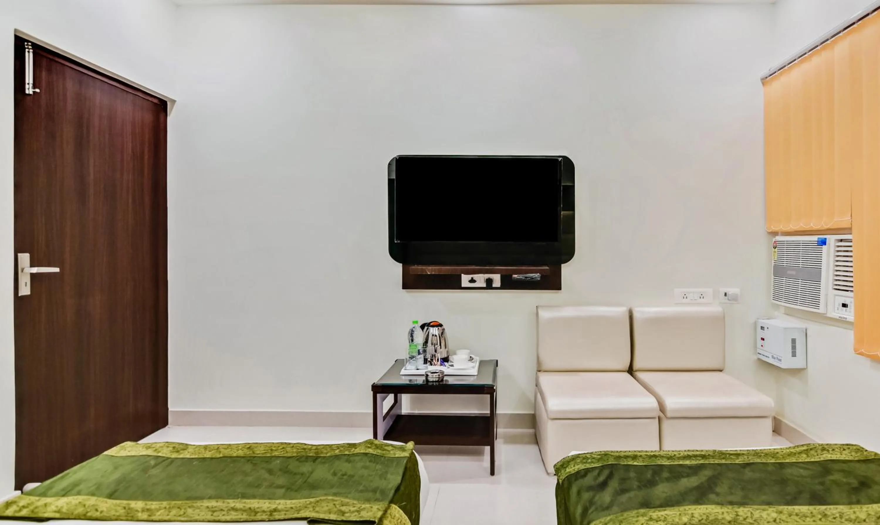 Bedroom in Treebo Resto- Near Lucknow Railway Station