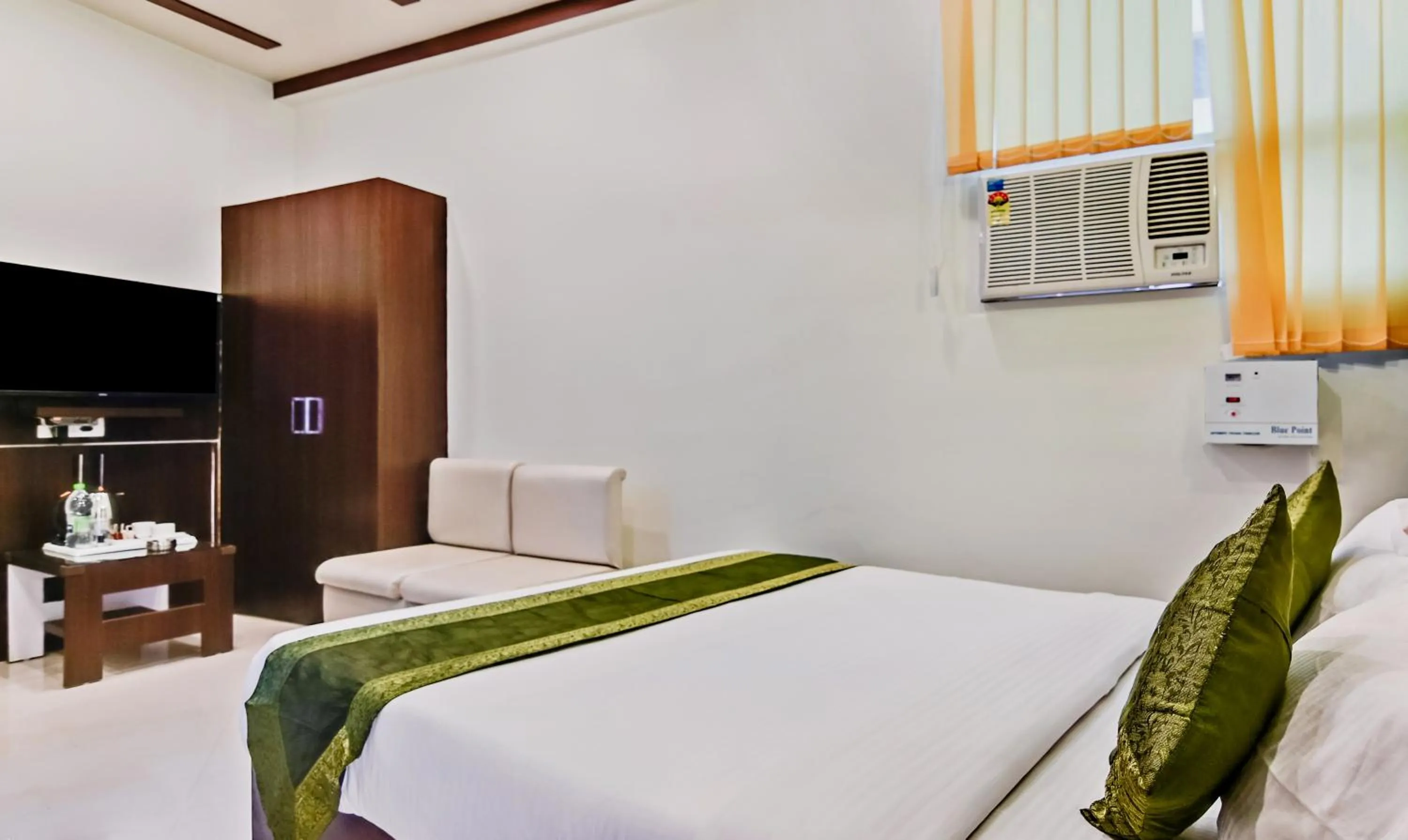 Bedroom, Bed in Treebo Resto- Near Lucknow Railway Station