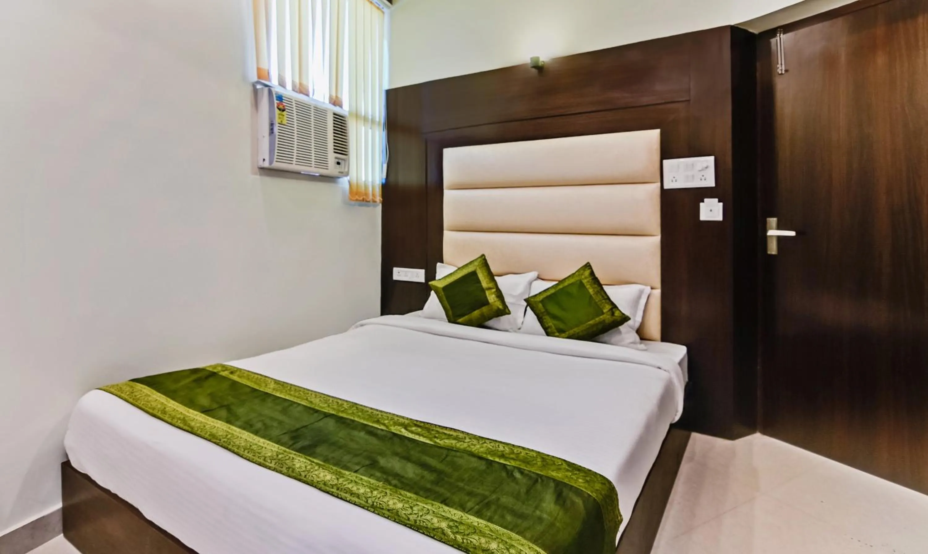 Photo of the whole room, Bed in Treebo Resto- Near Lucknow Railway Station