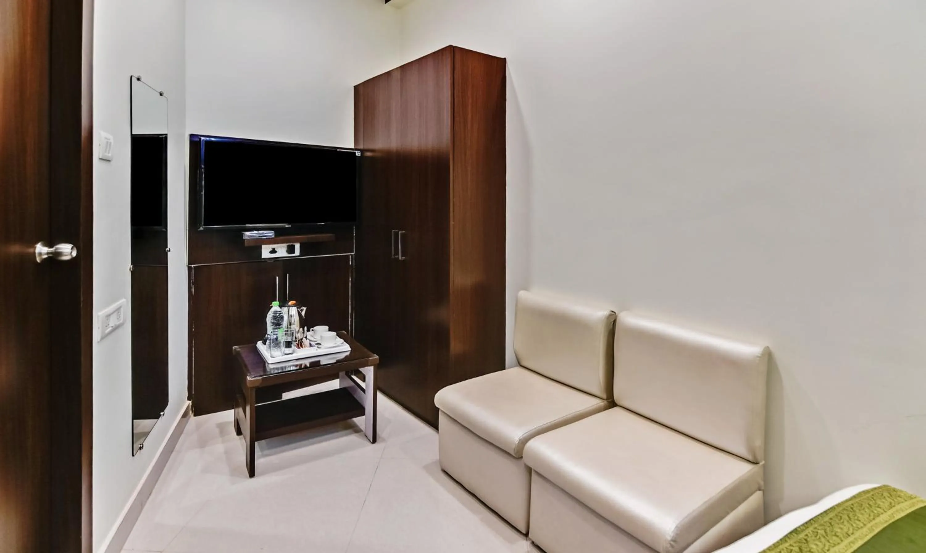 Bedroom in Treebo Resto- Near Lucknow Railway Station