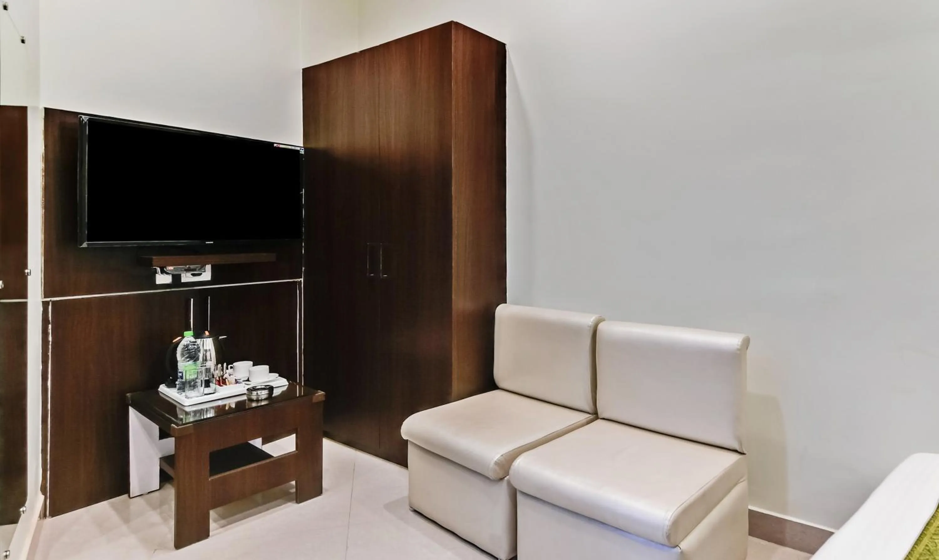 Bedroom in Treebo Resto- Near Lucknow Railway Station