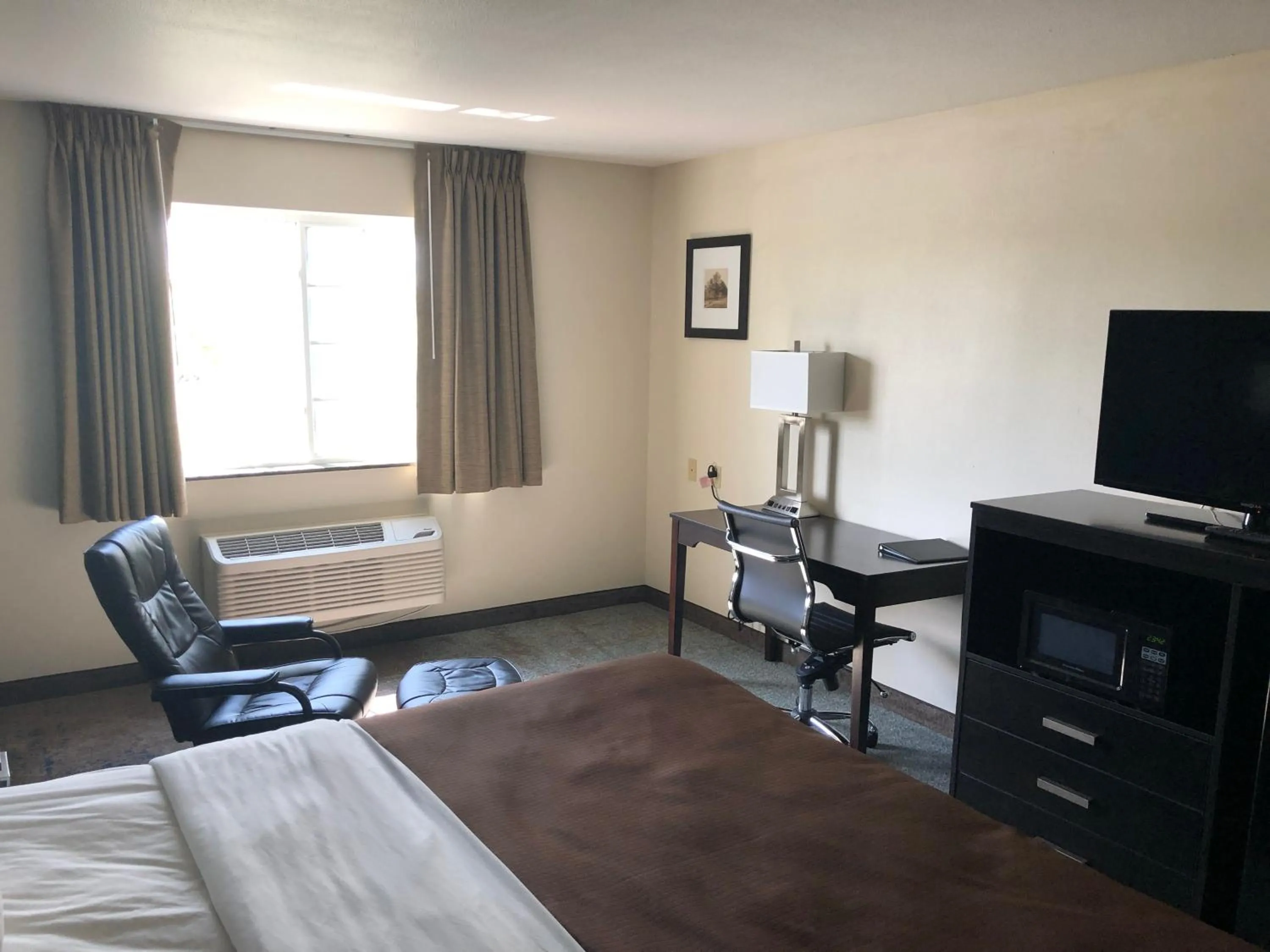 Guests, Bed in AmericInn by Wyndham Maquoketa